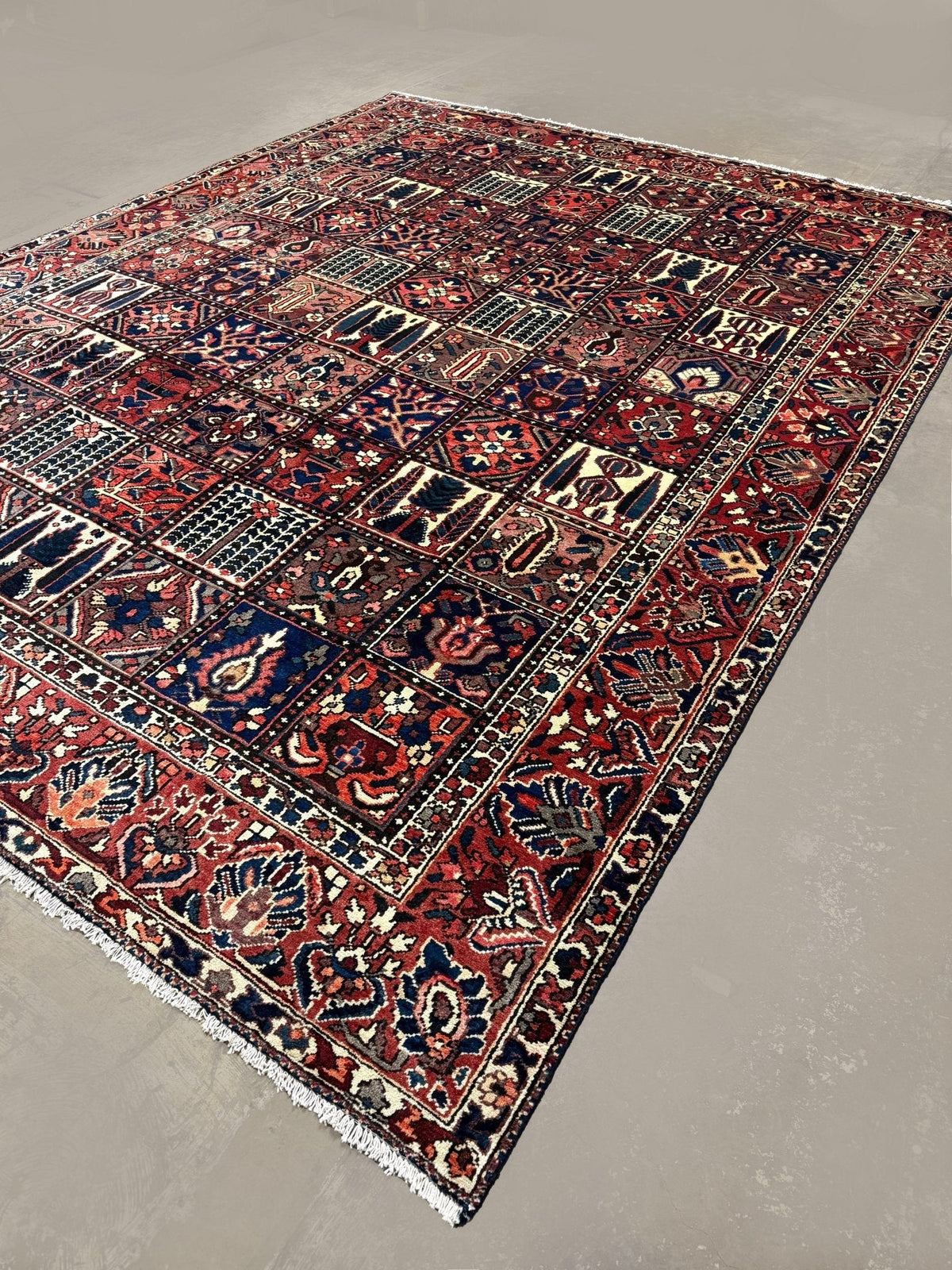 Bakhtiari Kheshti Rugs: One Grid, Many Designs - Rug the Rock