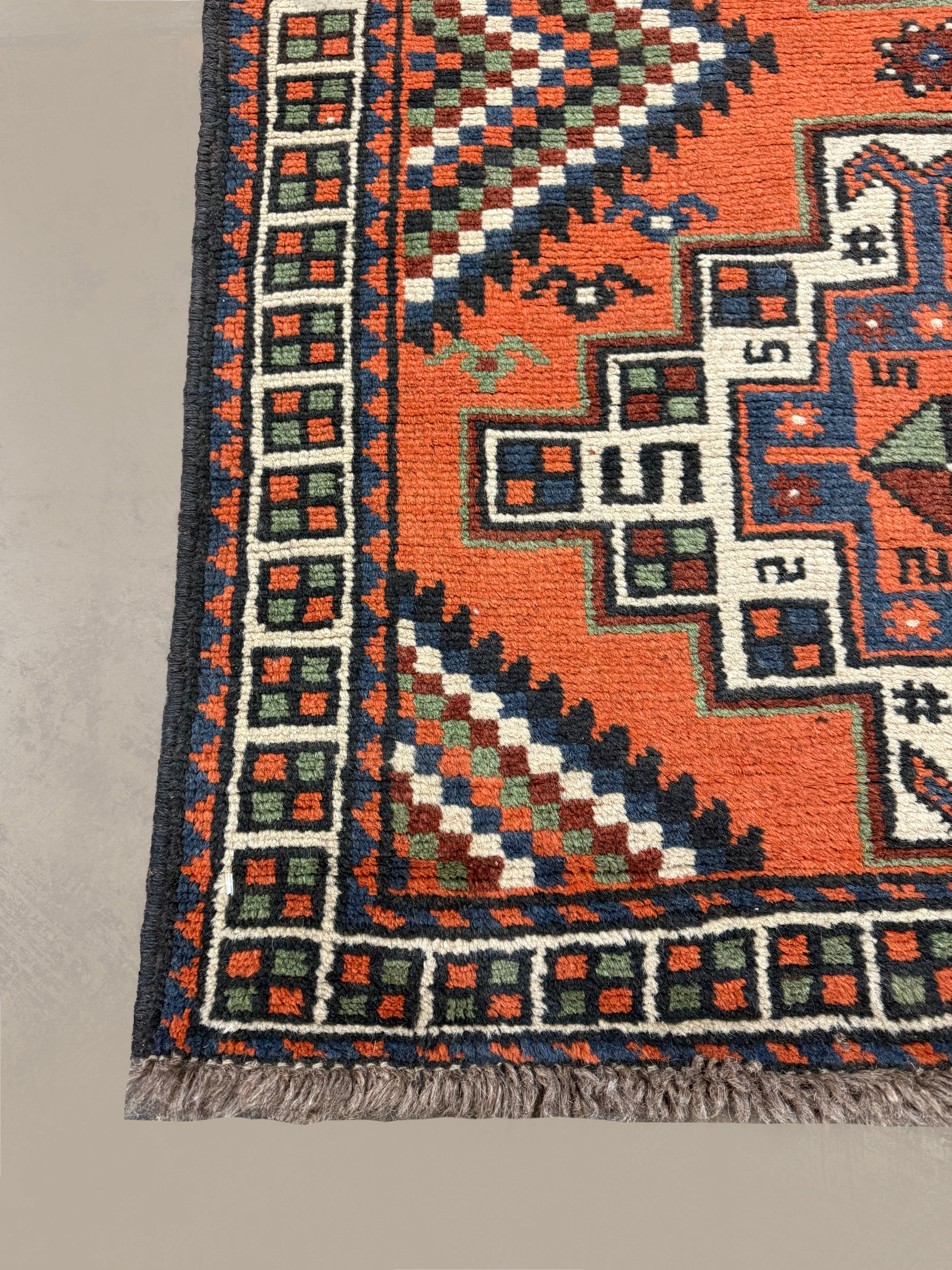 Persian Kelardasht Runner, border and fringe detail, hand-knotted wool pile. SKU 112696.