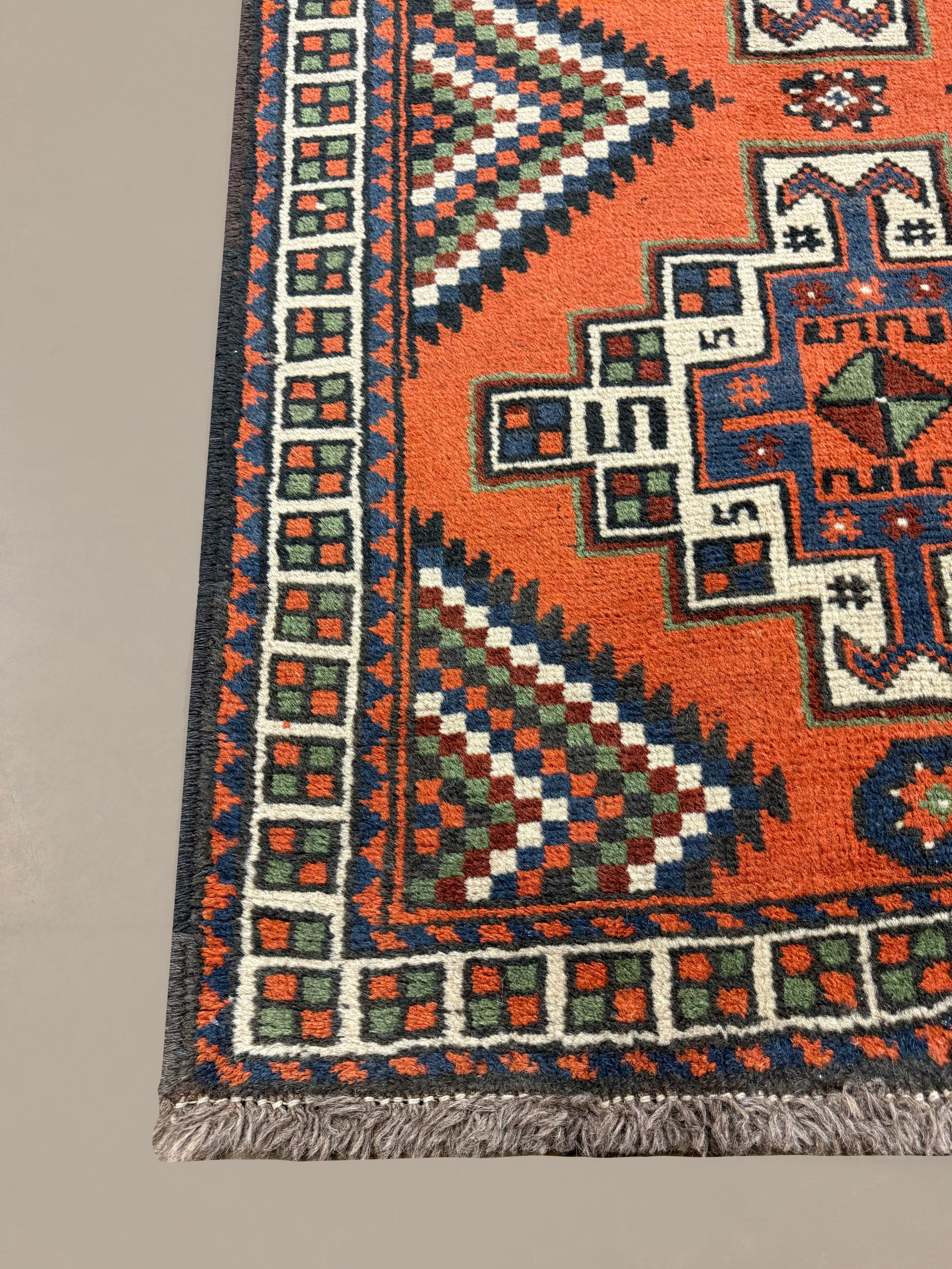 Persian Kelardasht Runner, border and fringe detail, hand-knotted wool pile. SKU 112696.