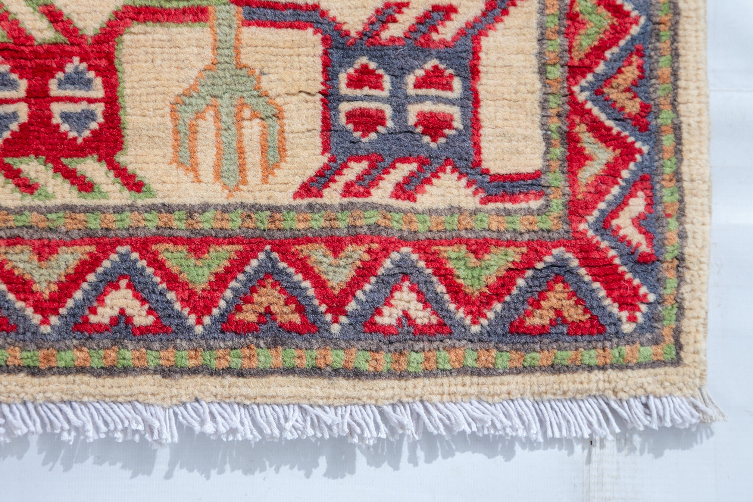 Border and edge detail of red & ivory Kazak-inspired wool rug 23925.