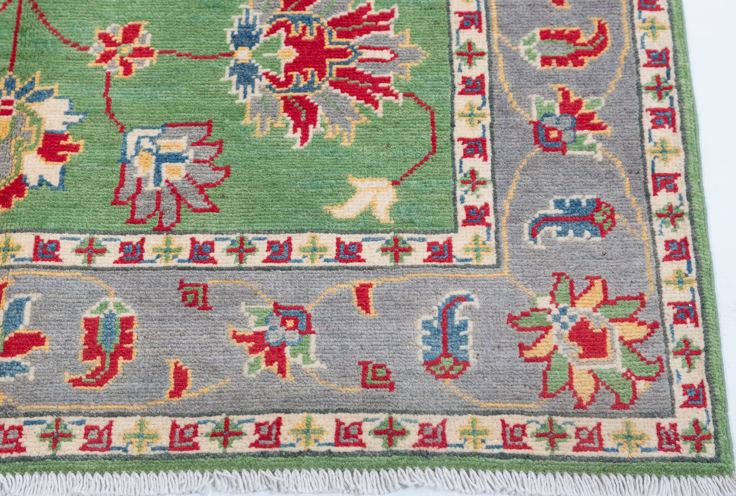Border and edge detail of green & ivory Kazak-inspired wool rug 29646.