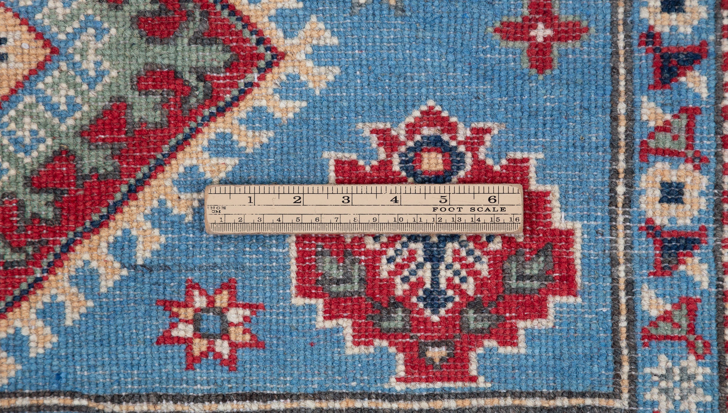 Wool pile close-up of blue & ivory Kazak-inspired wool rug 29650.