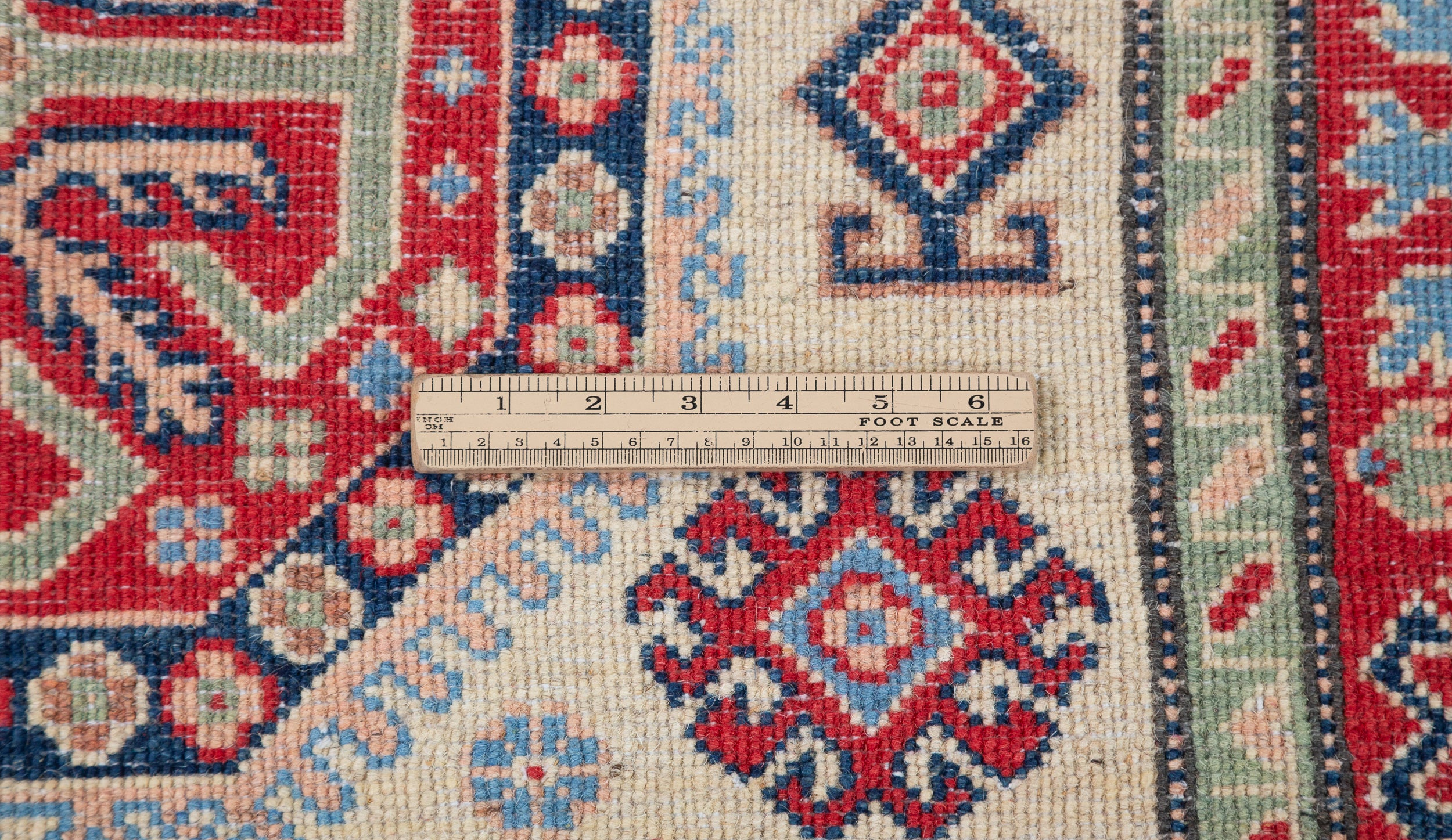 Wool pile close-up of ivory & red Kazak-inspired wool rug 29652.