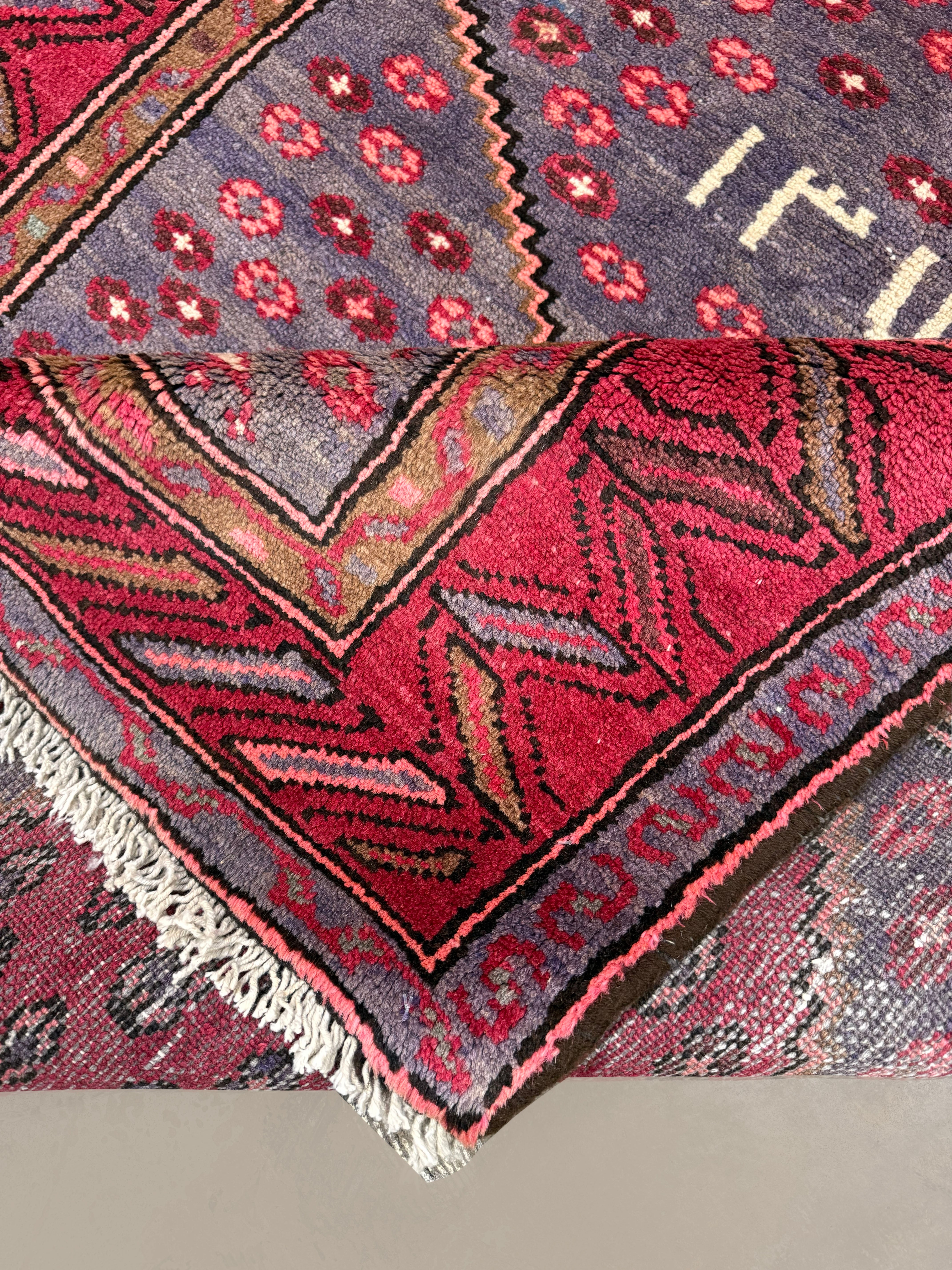 Persian Houpa Zanjan Rug, folded corner and reverse, hand-knotted wool with red colouring. SKU 30175.