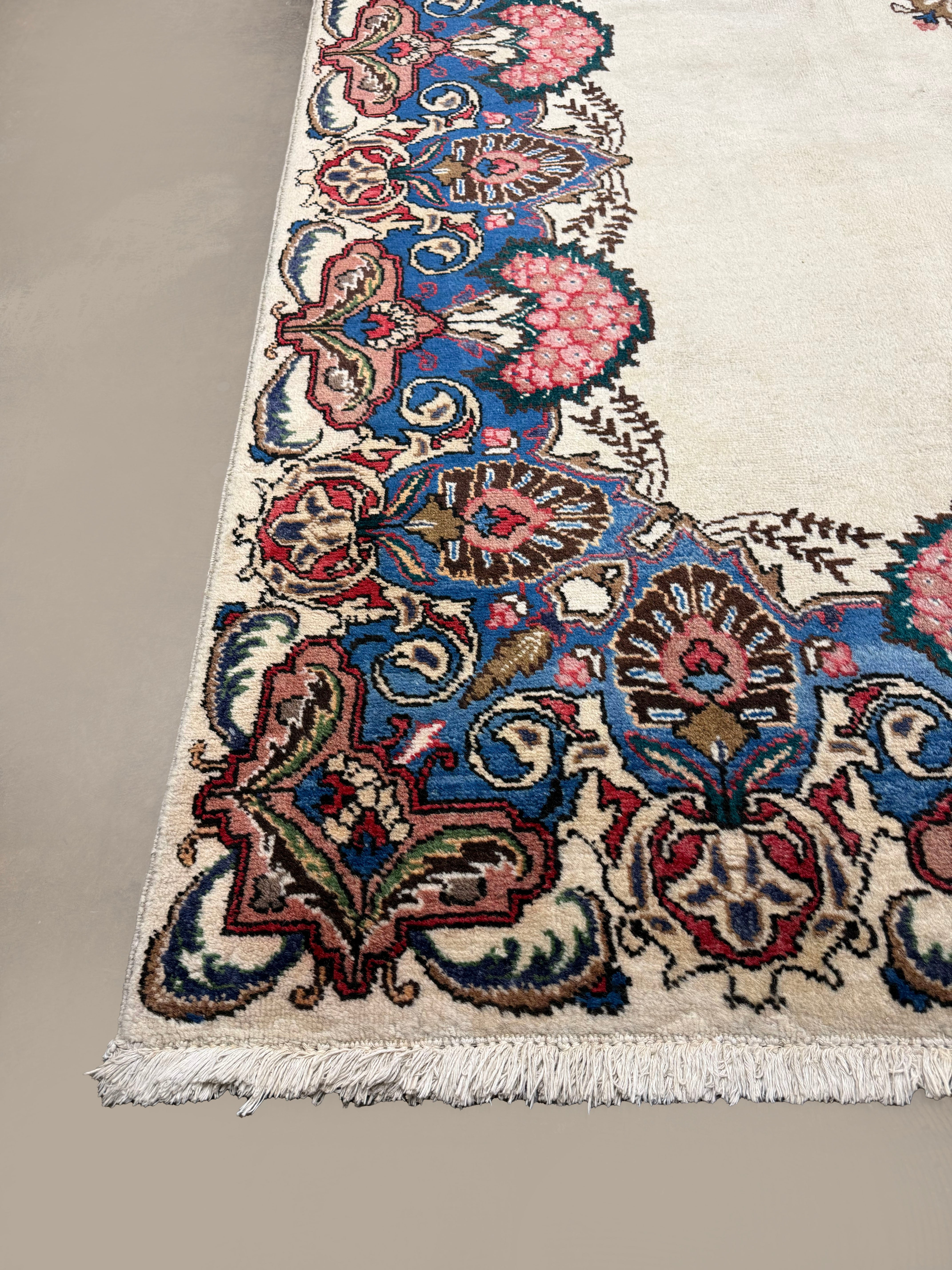 Vintage Tabriz Rug, close-up of the patterned corner and edge, hand-knotted wool pile. SKU 30228.