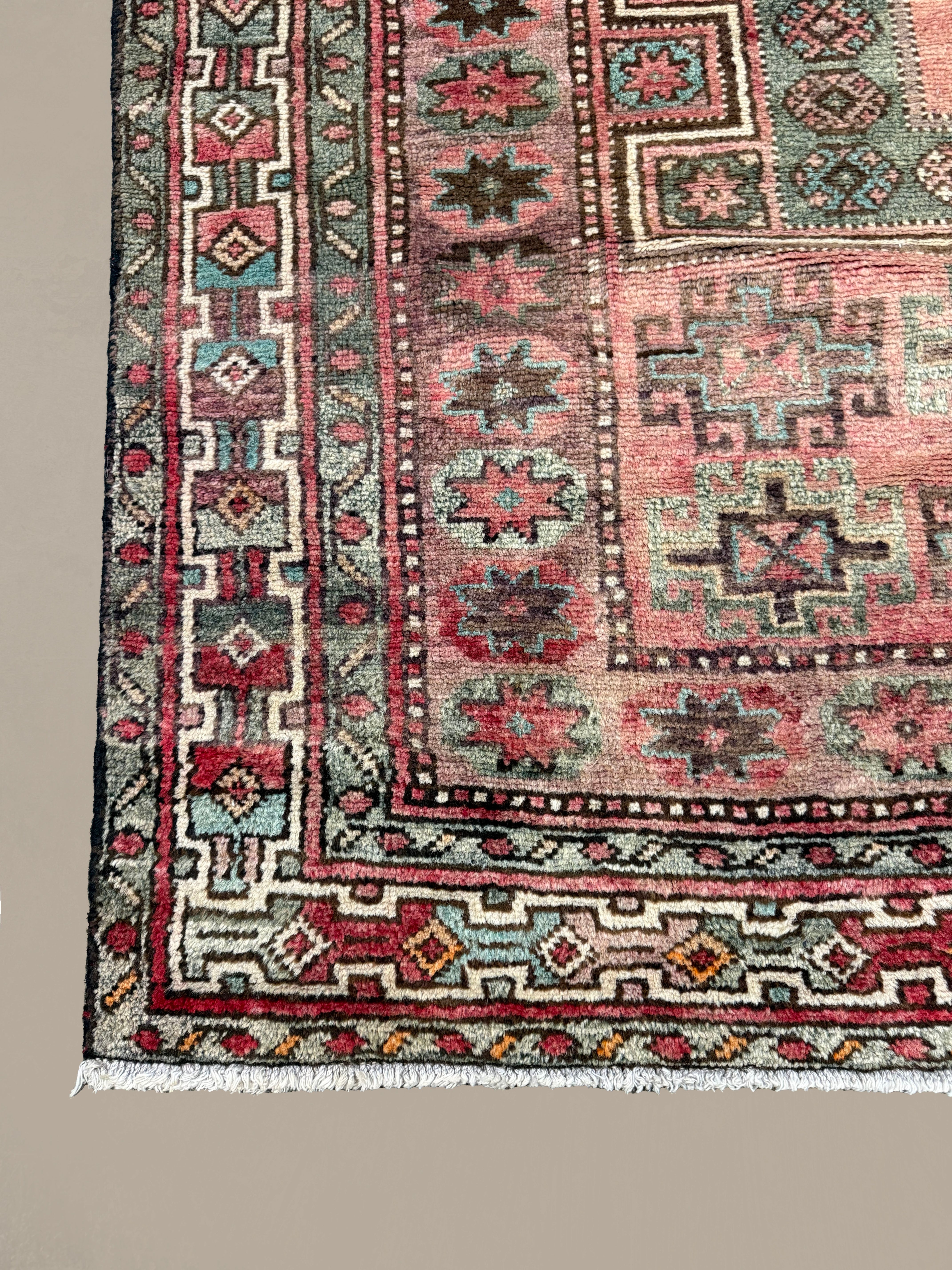 Vintage Hamadan Rug, corner, border and fringe detail, hand-knotted wool pile. SKU 30496.