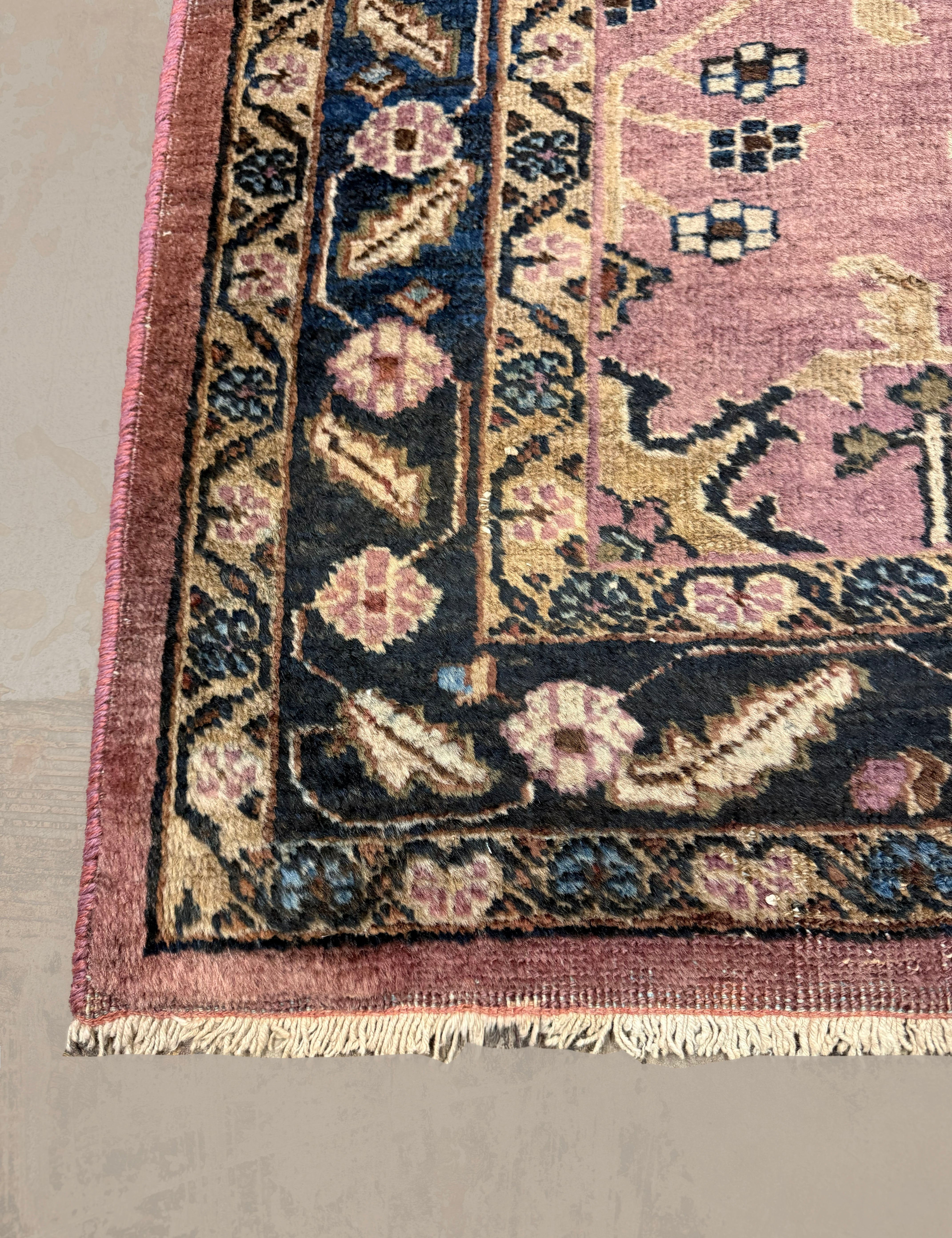 Vintage Sarouk Rug, corner, border and fringe detail, hand-knotted wool pile. SKU EE 1.0236.