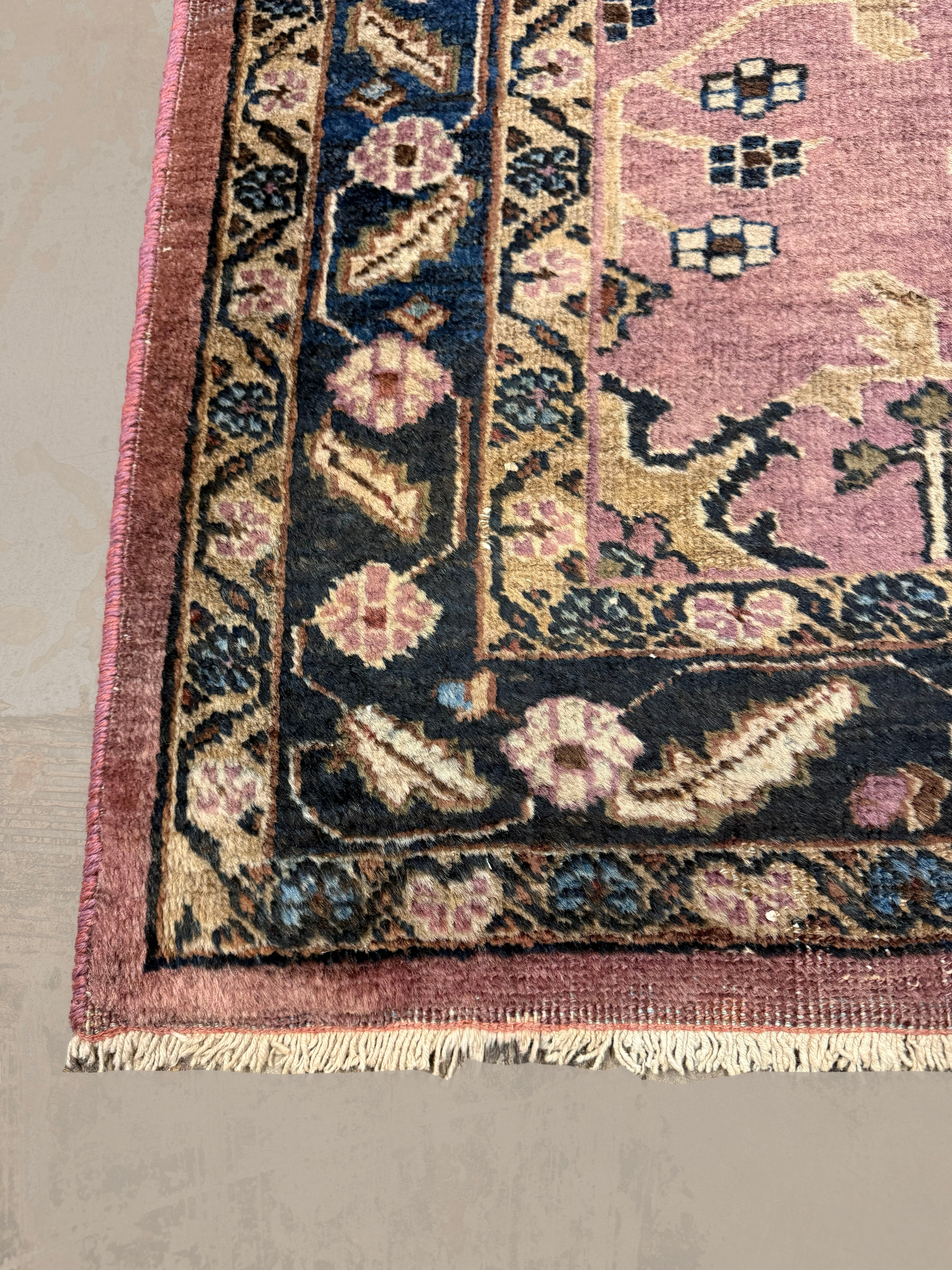Vintage Sarouk Rug, corner, border and fringe detail, hand-knotted wool pile. SKU EE 1.0236.