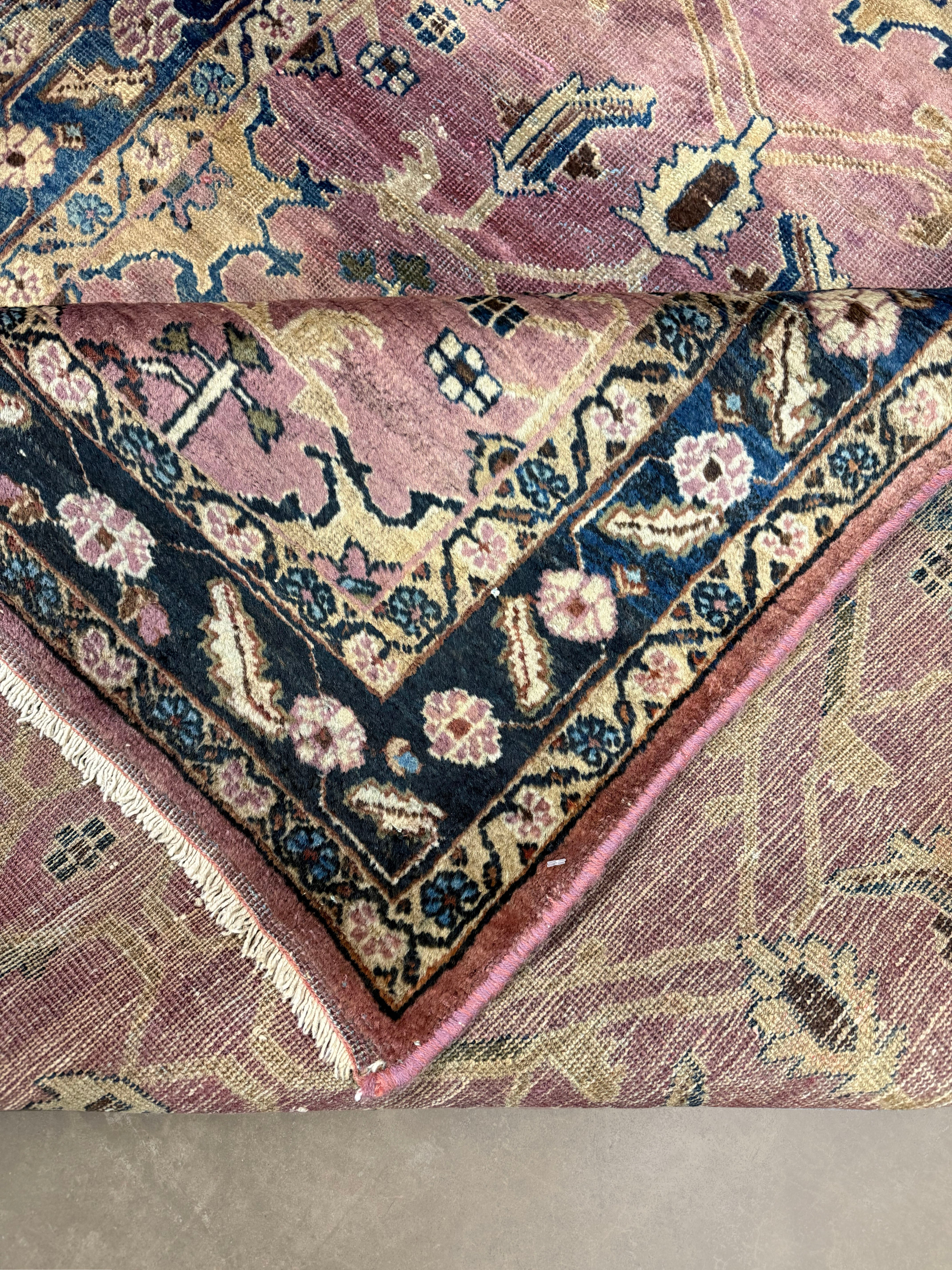 Vintage Sarouk Rug, close-up of the patterned corner and edge, hand-knotted wool pile. SKU EE 1.0236.