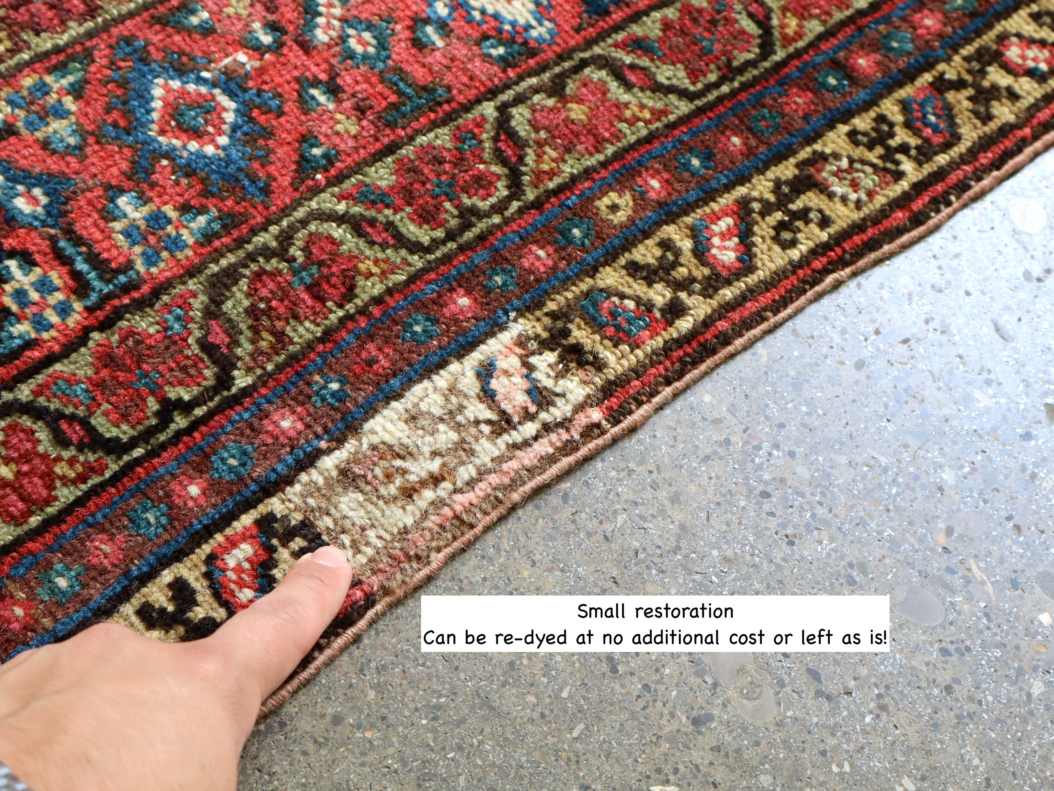 Malayer rug edge with multicolor motifs and beige fringe trim
