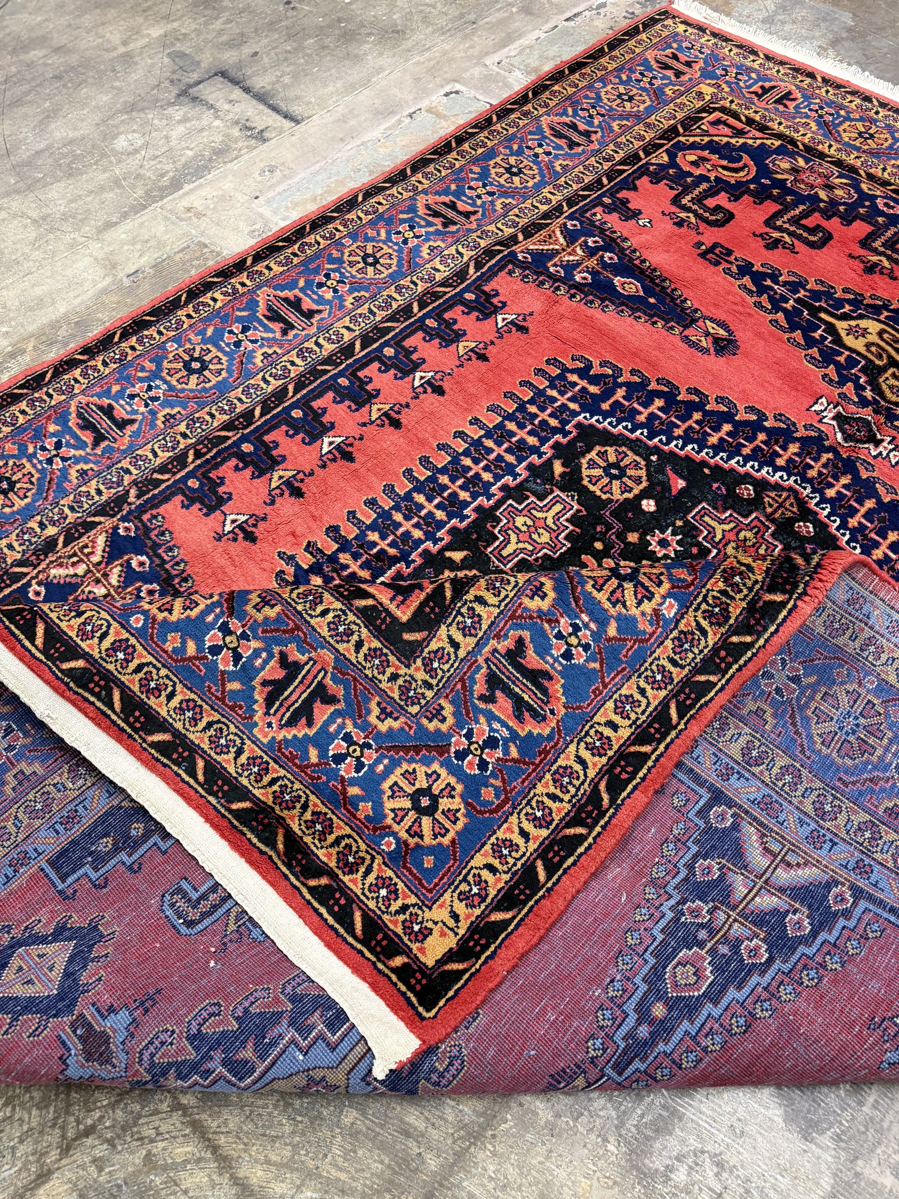 Persian Vise rug 7'2"x9'6", red medallion with blue frame and corner patterns