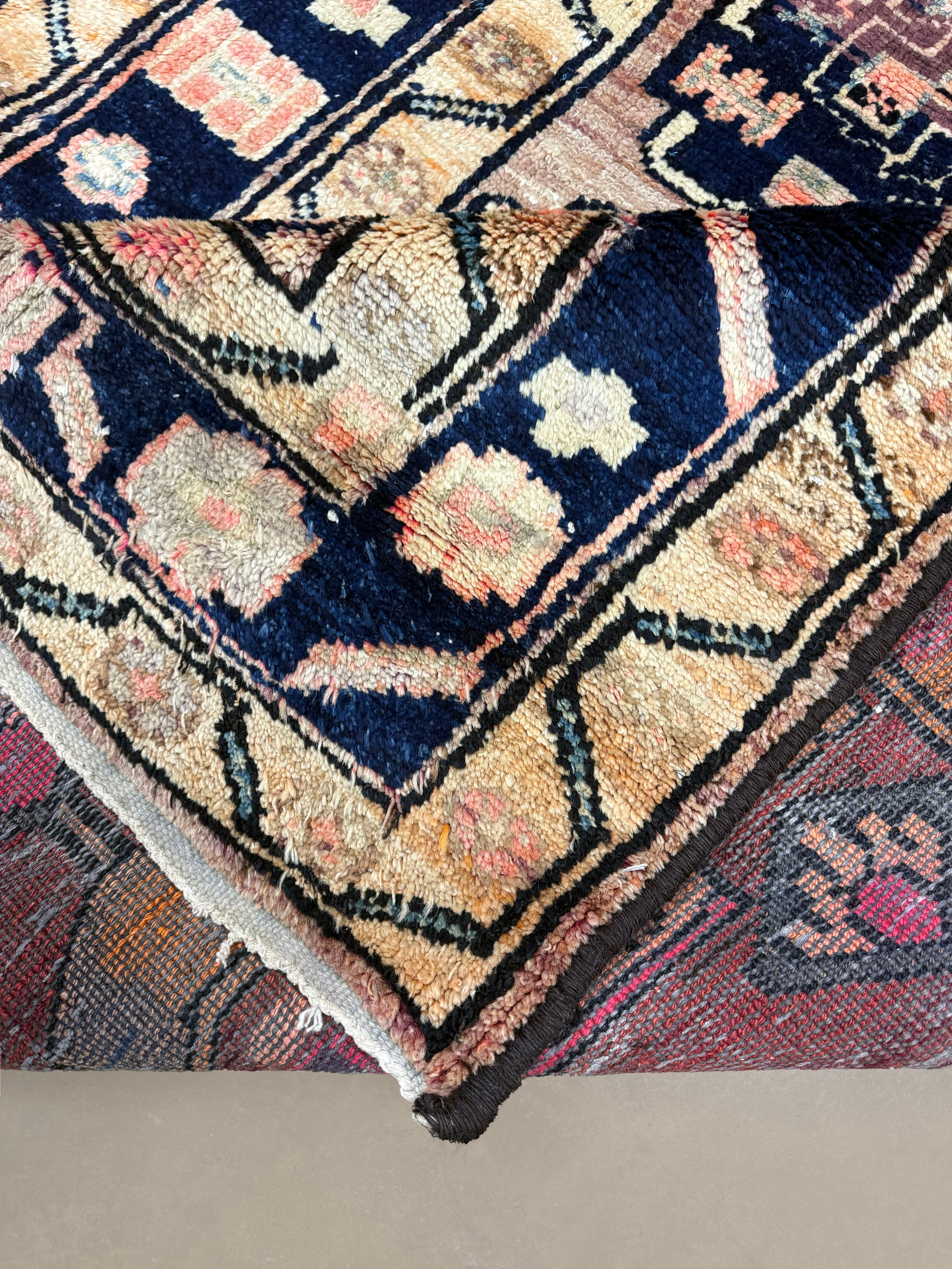 Persian Mianeh Rug, corner and fringe detail, hand-knotted wool pile. SKU PP 105782.