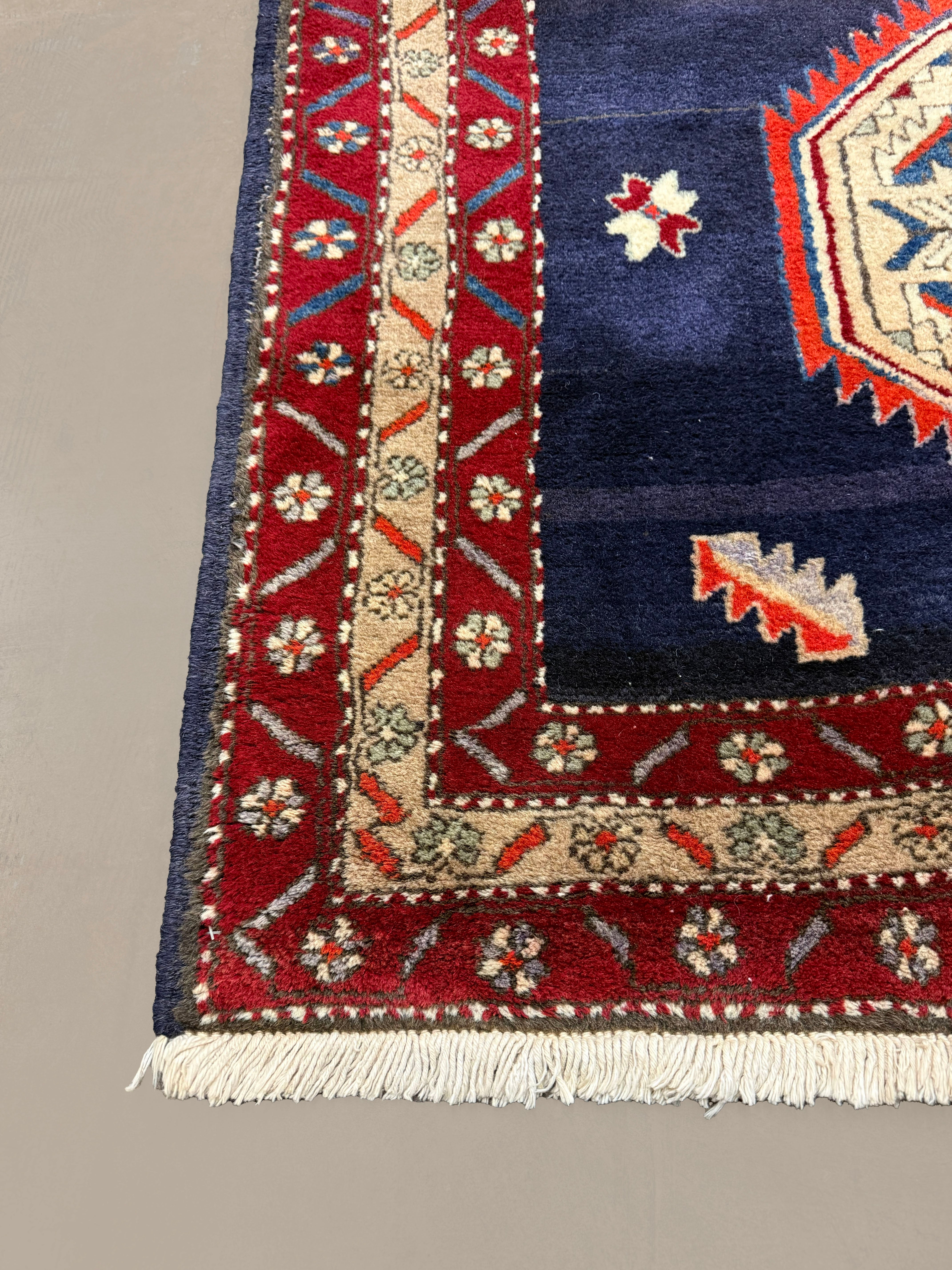 Persian Zarrin Qaba Mianeh Runner, border and fringe detail, hand-knotted wool pile. SKU RR 30171.