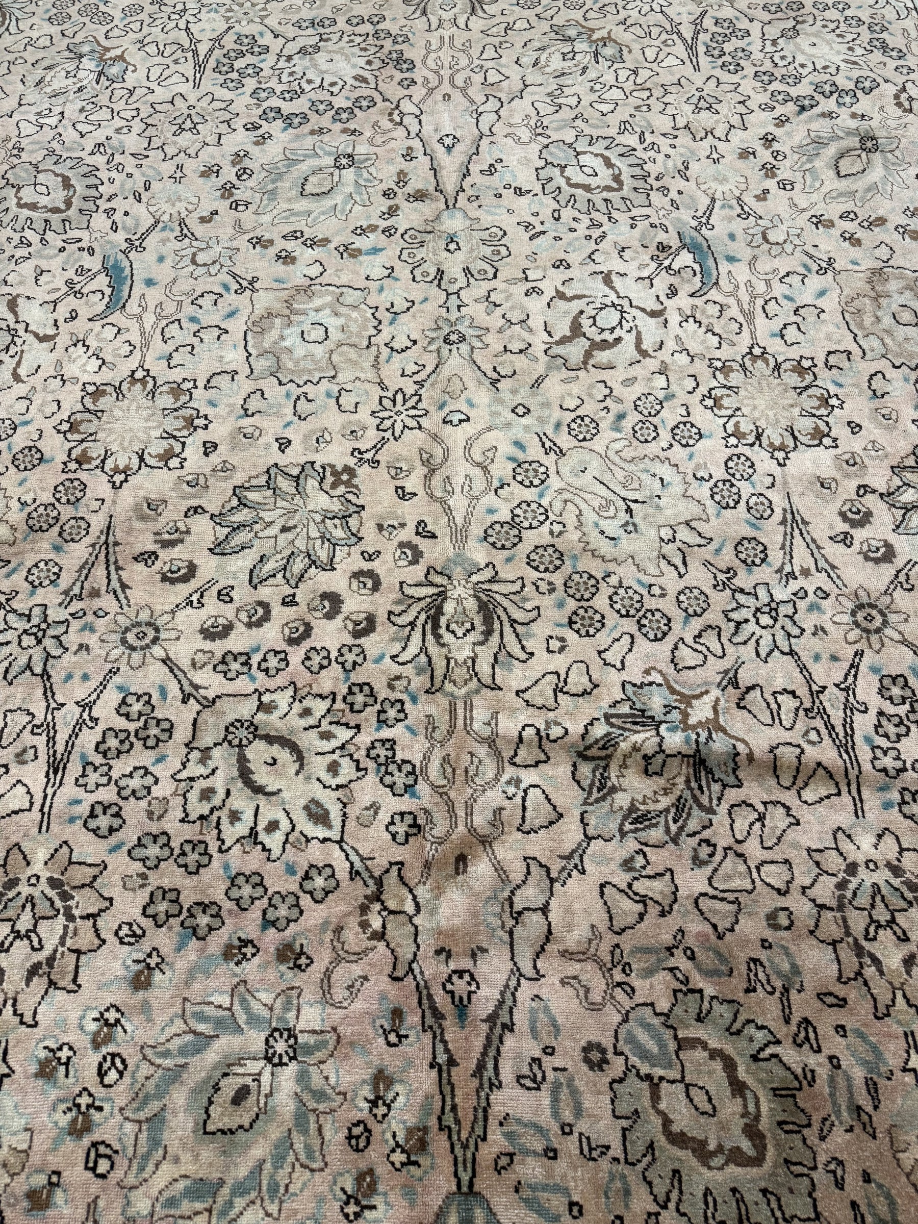 Floral all-over pattern rug in cream with small blue and dark motifs