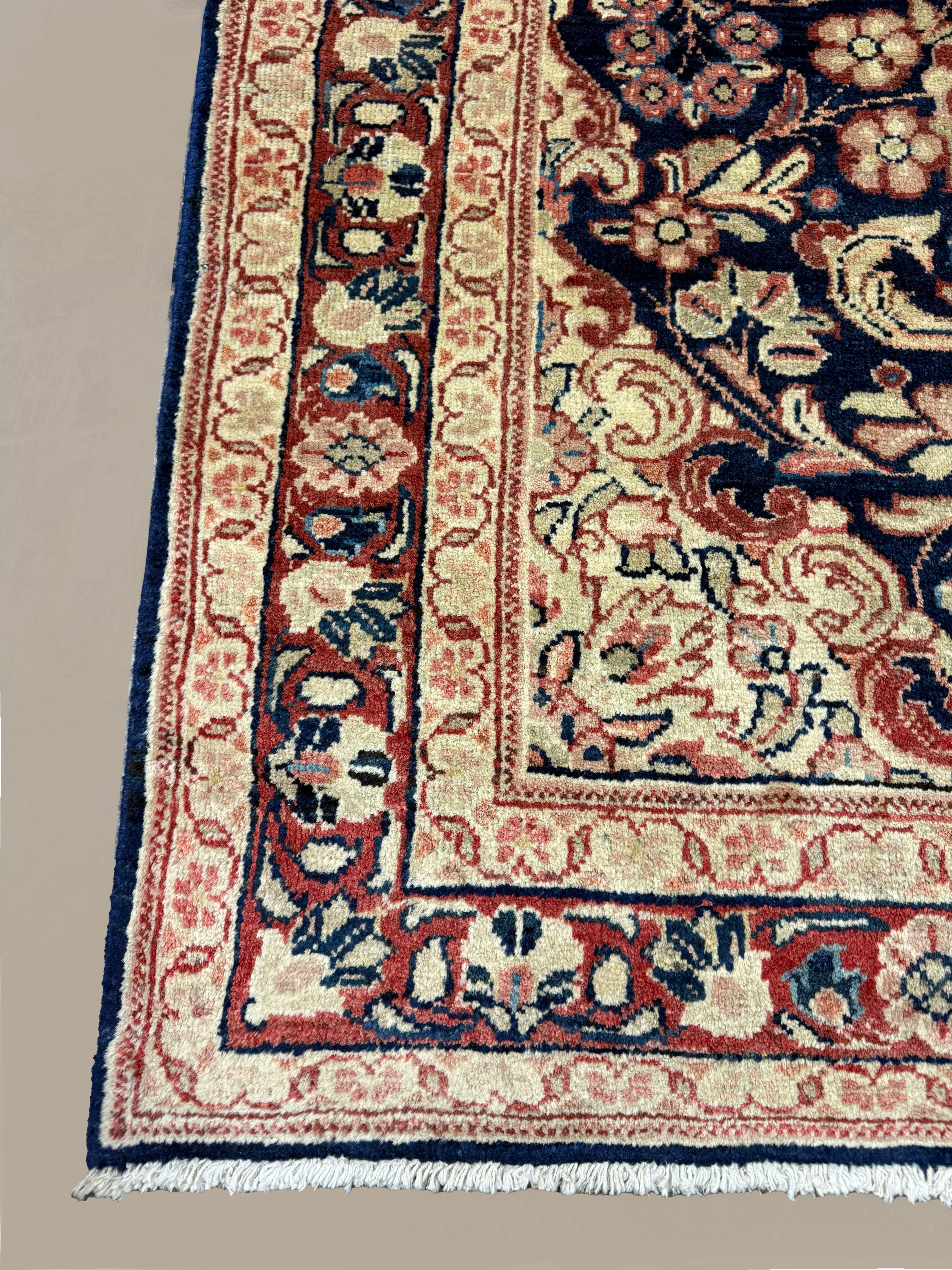 Vintage Mahallat Rug, corner, border and fringe detail, hand-knotted wool pile. SKU RR 30875.