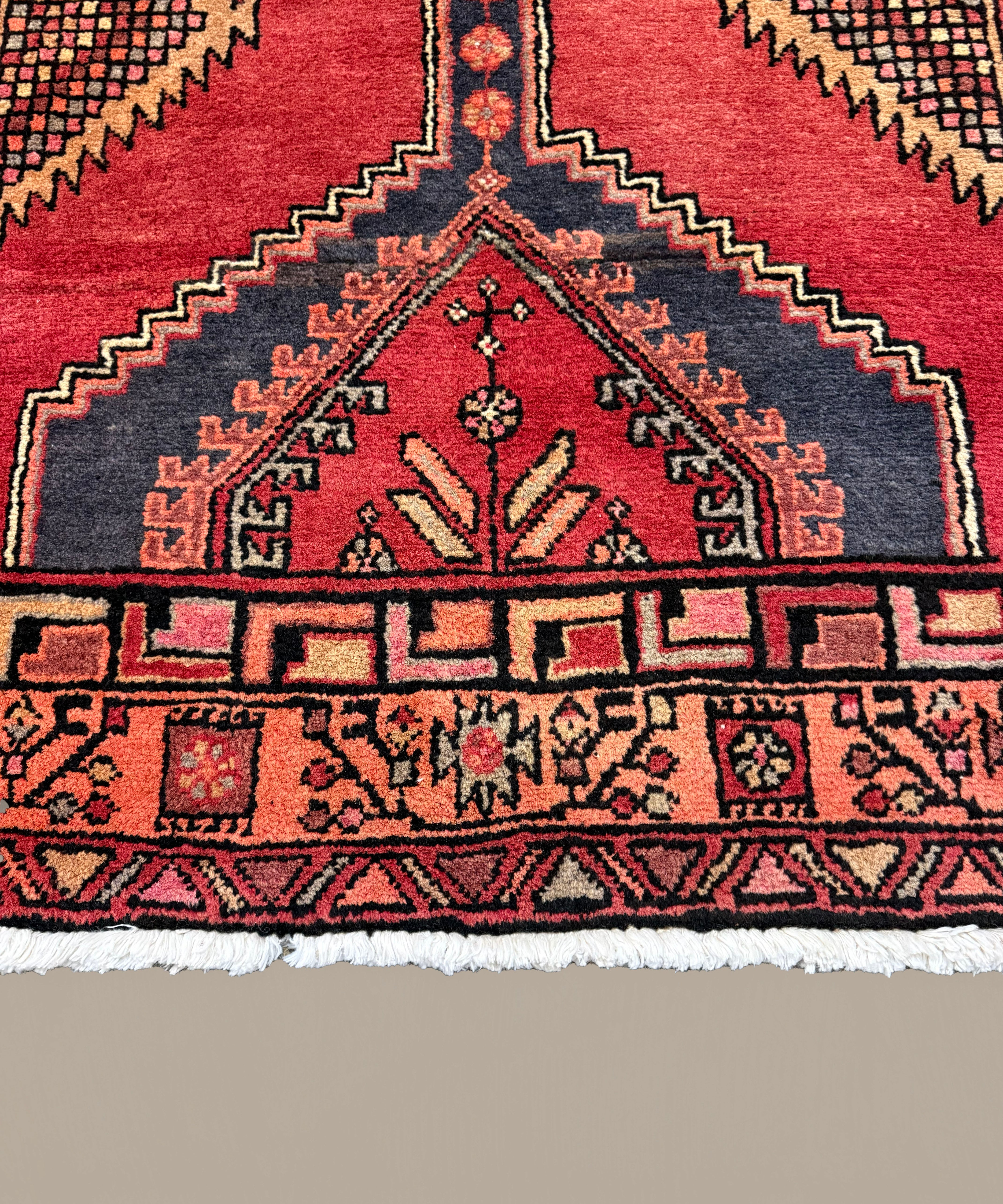 Vintage Sarab Runner, close-up of the central medallion, hand-knotted wool pile. SKU RR 32321.