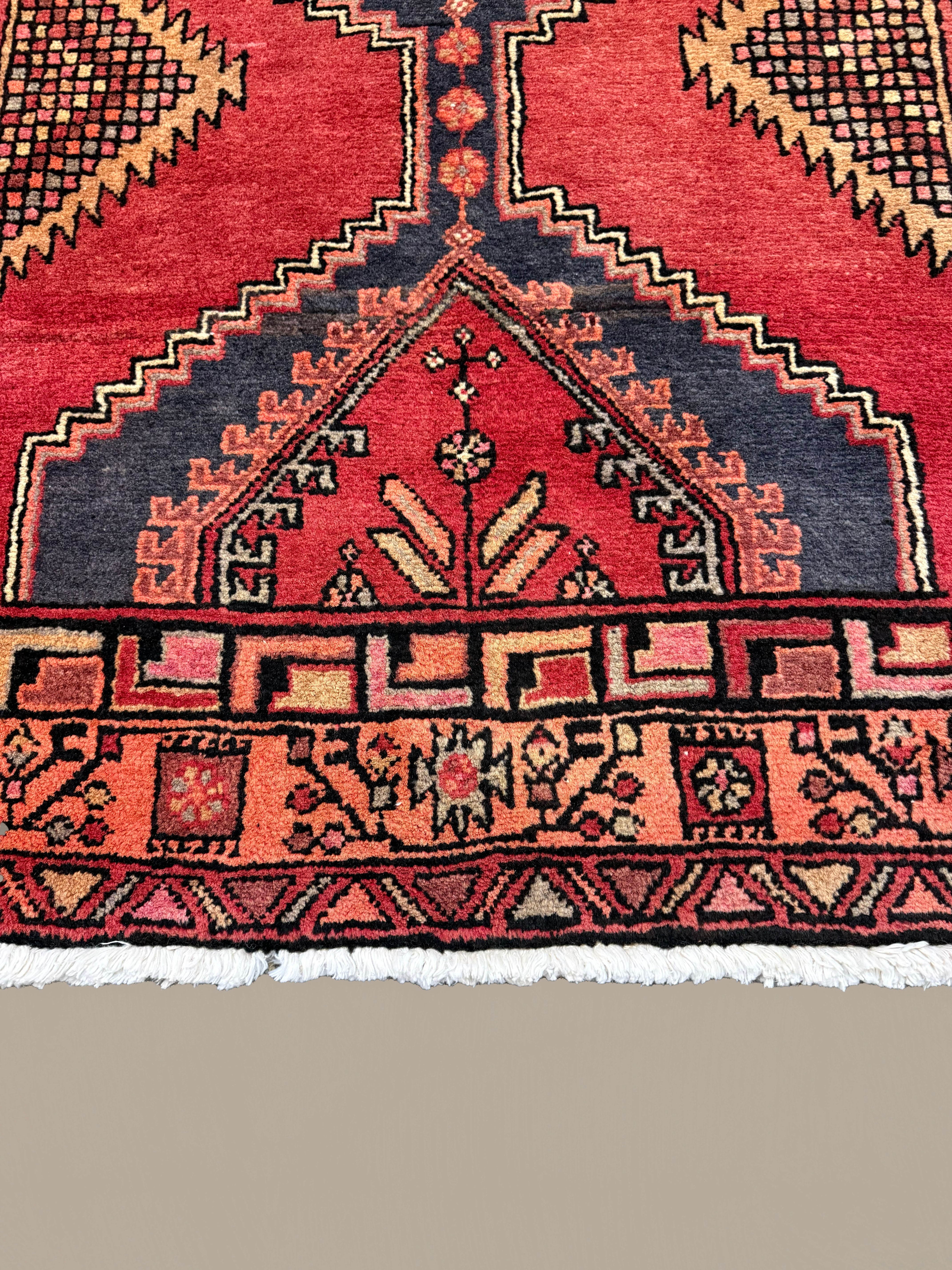 Vintage Sarab Runner, close-up of the central medallion, hand-knotted wool pile. SKU RR 32321.