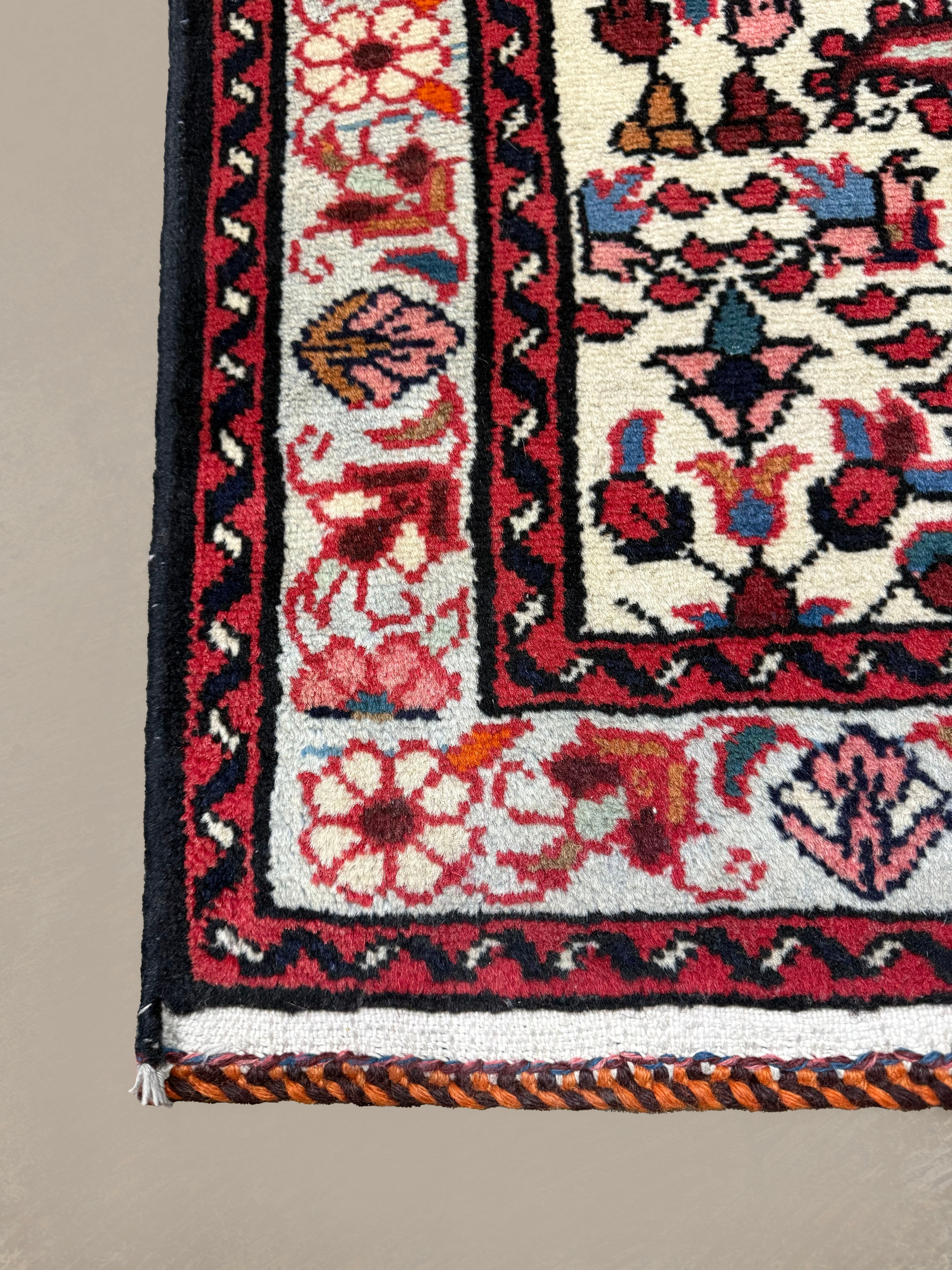 Persian Tafresh Runner, border and fringe detail, hand-knotted wool pile. SKU RR 32377.