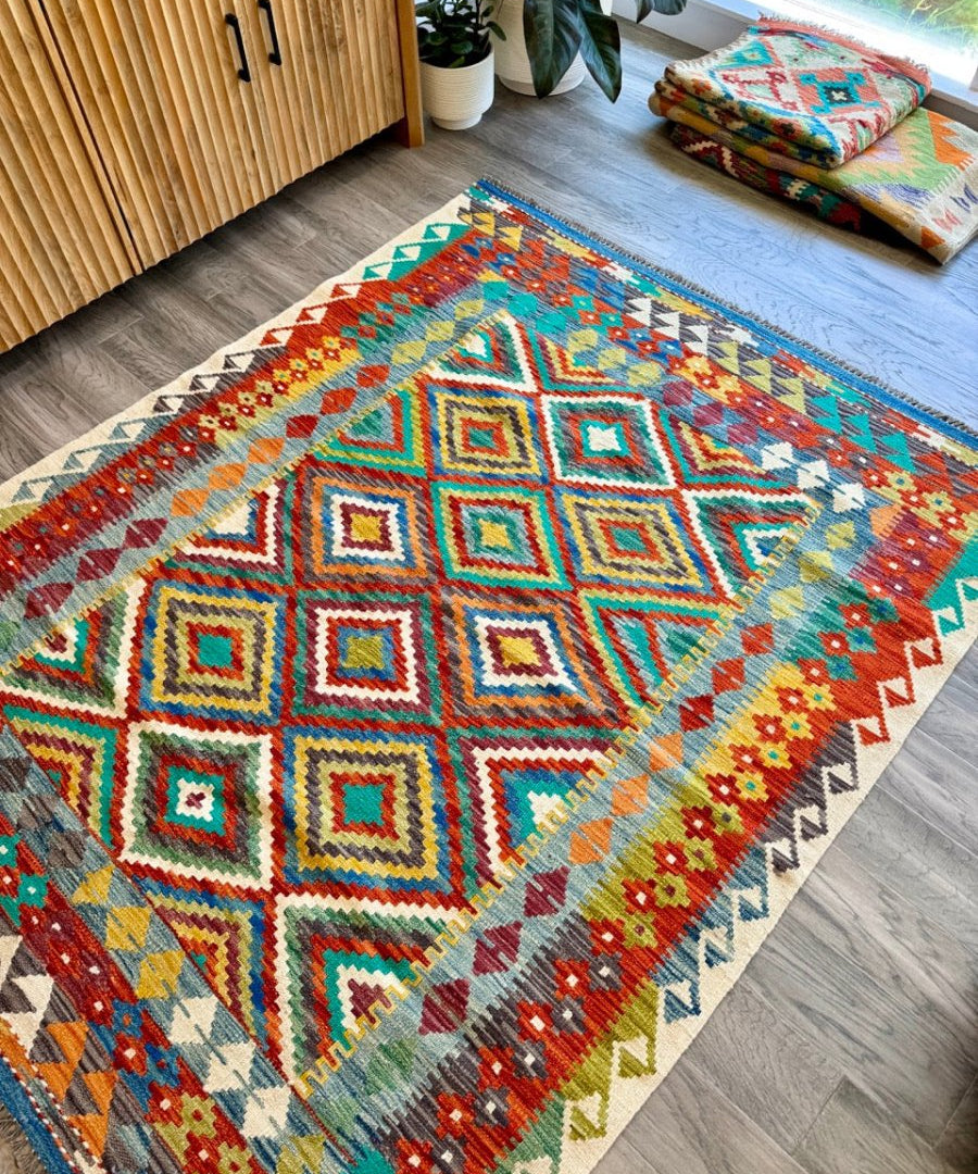 Geometric kilim rug with diamond squares and zigzag border, fringed ends