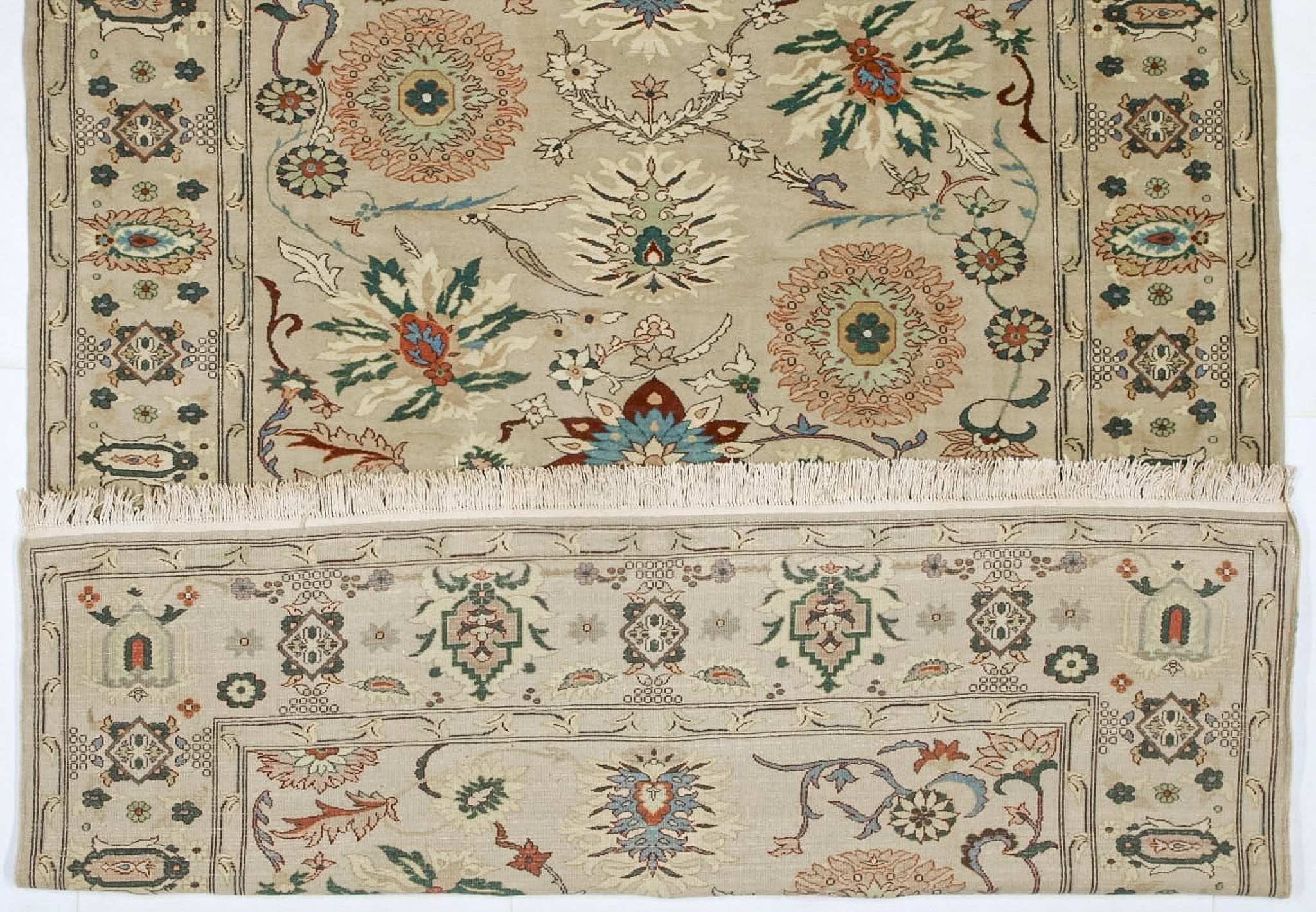 Sultanabad rug border view: ivory field with floral medallions, scrolling vines, multicolor trim.