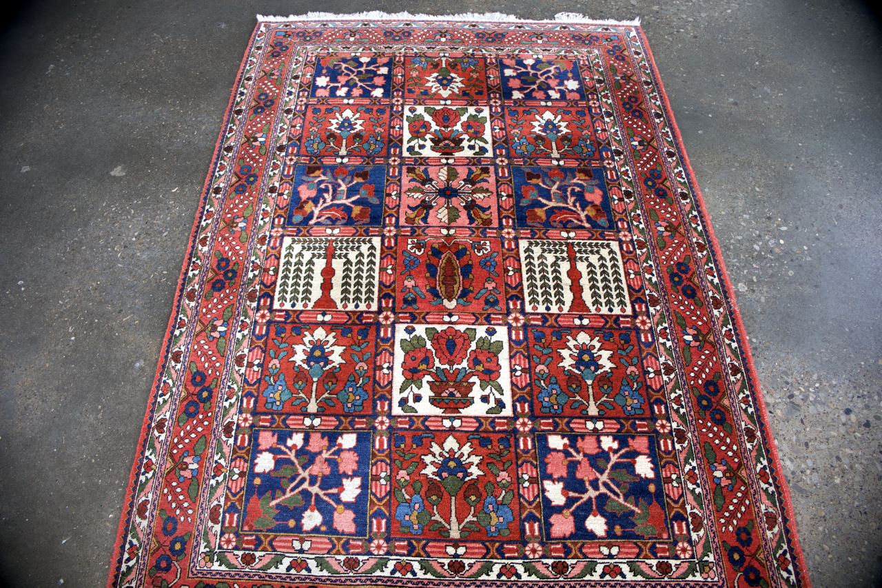 Persian Bakhtiari rug with red field and central medallion in blue and cream