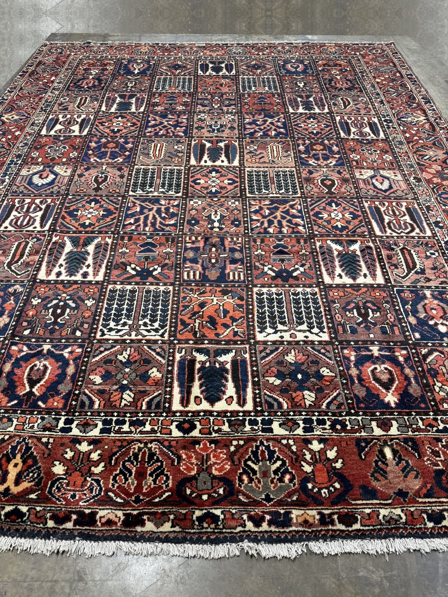 Persian Bakhtiari Rug | 9' 9" x 12' 2" - Rug the Rock - availableBakhtiariHand-knotted