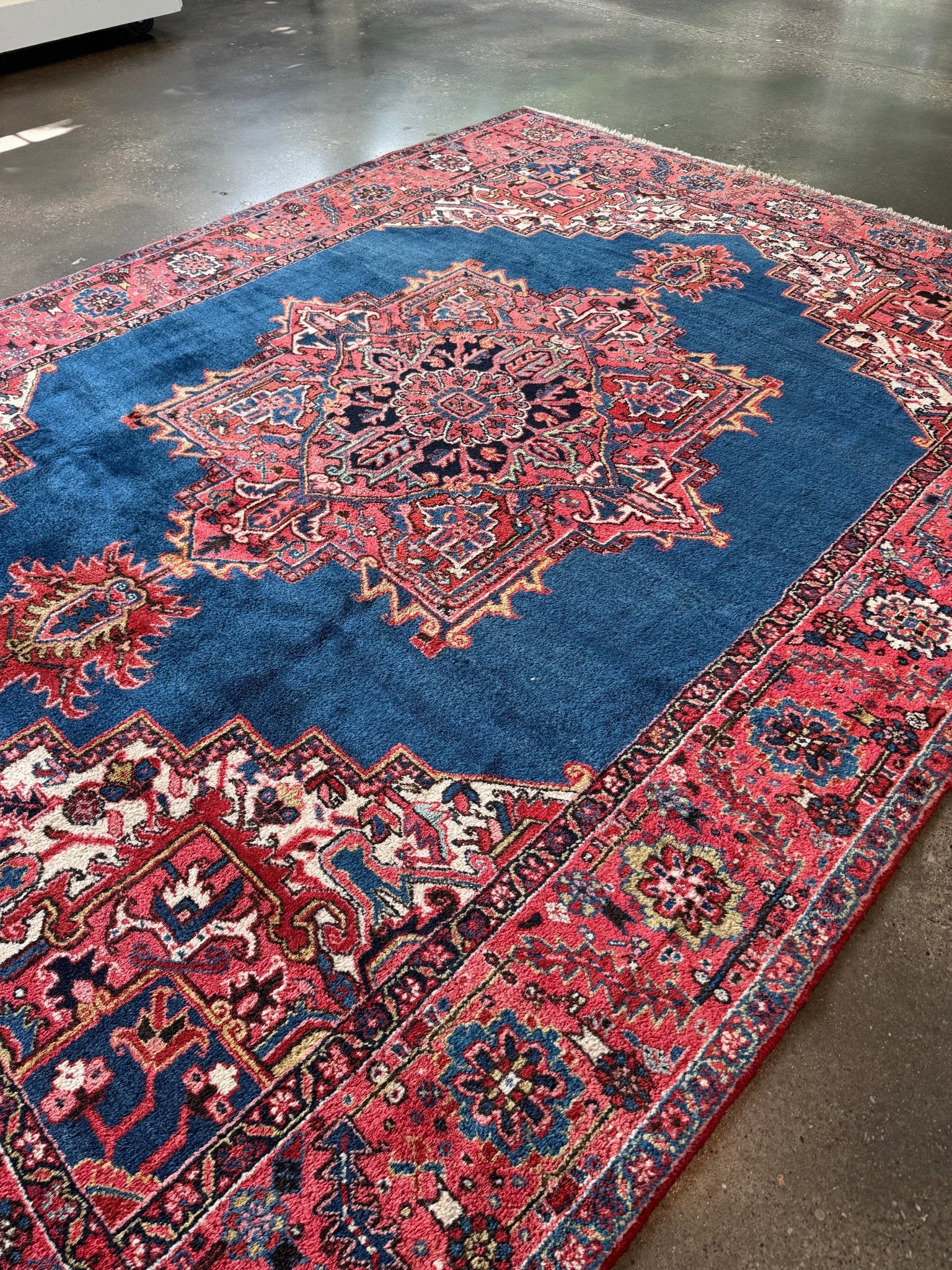 Heriz rug large rectangular design with blue center medallion and red border