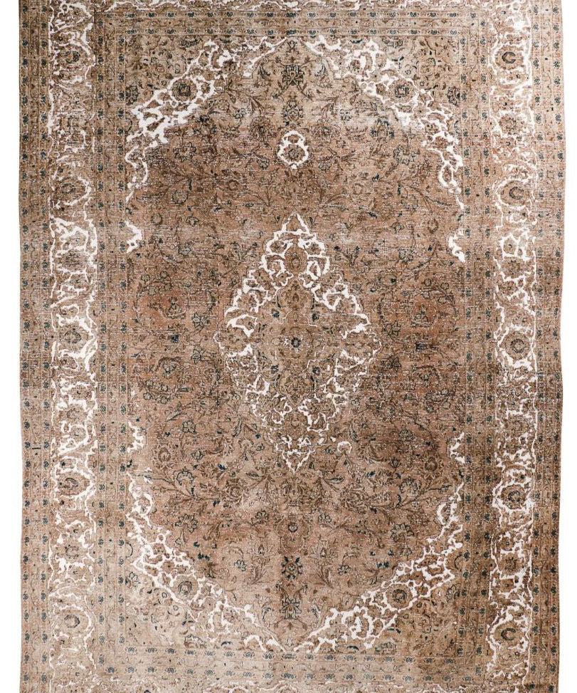 Kashan-style vintage rug with central medallion, beige base, white motifs, blue accents