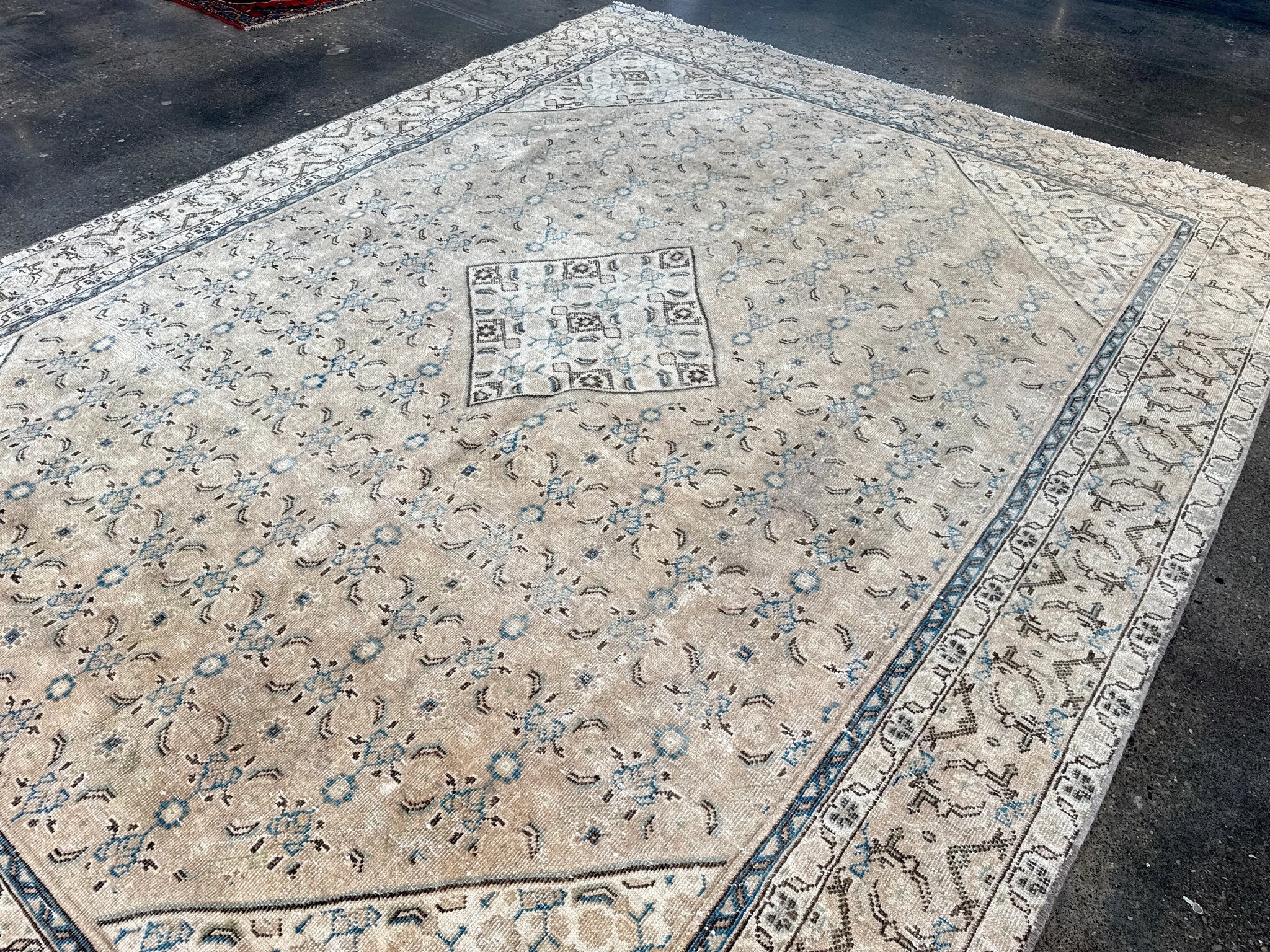 Persian Mahal rug, light beige with blue floral pattern and striped border