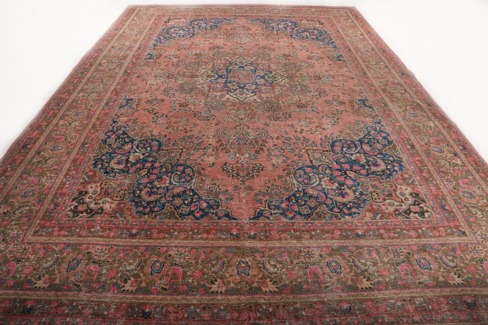 Persian Sabzevar rug wide central field with scrolling medallions, dusty rose and blue