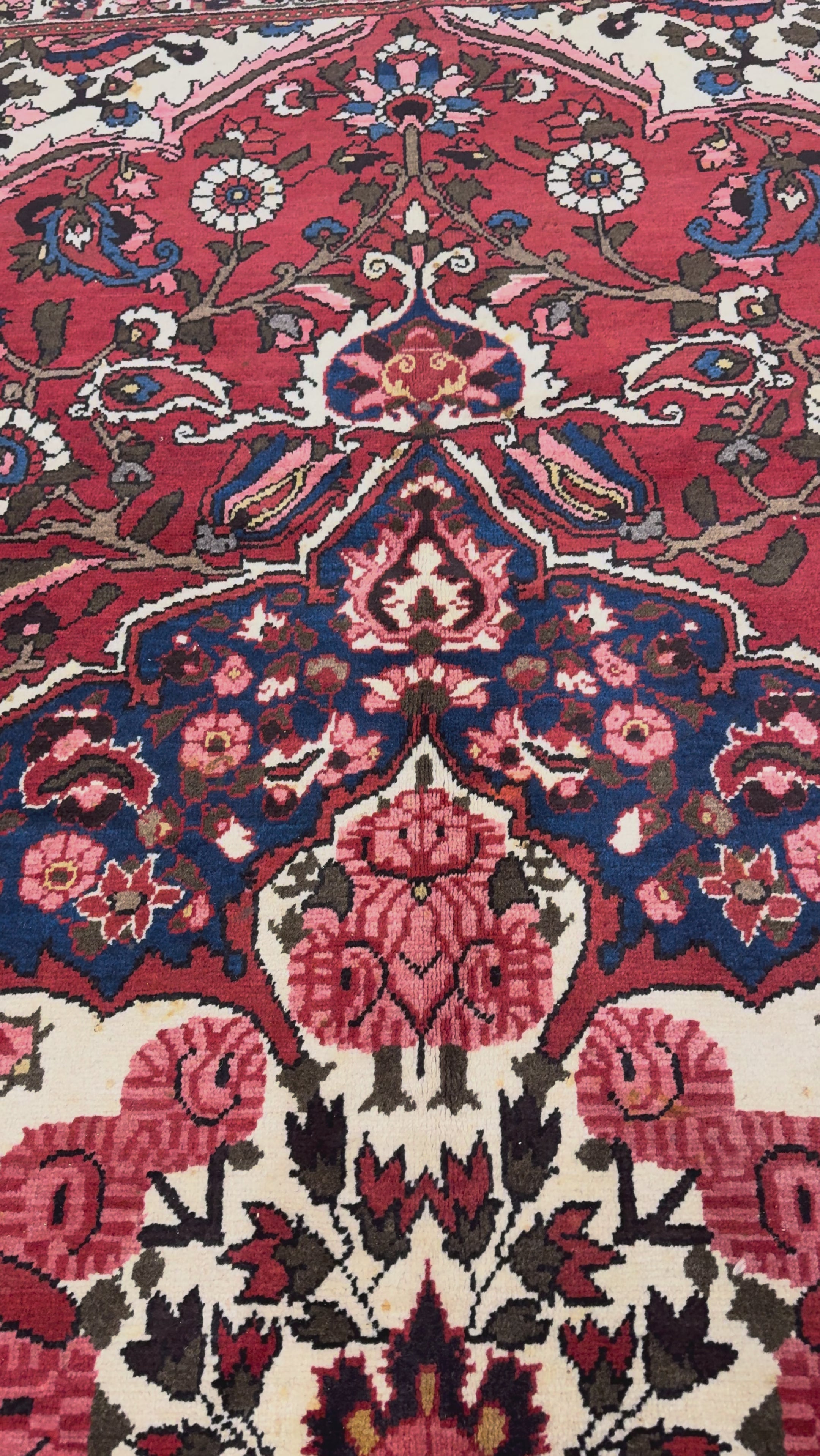 Vintage Chaleshtor Bakhtiari Wool Rug. Original rug video; SKU EE 1.1547; source IMG_7305.