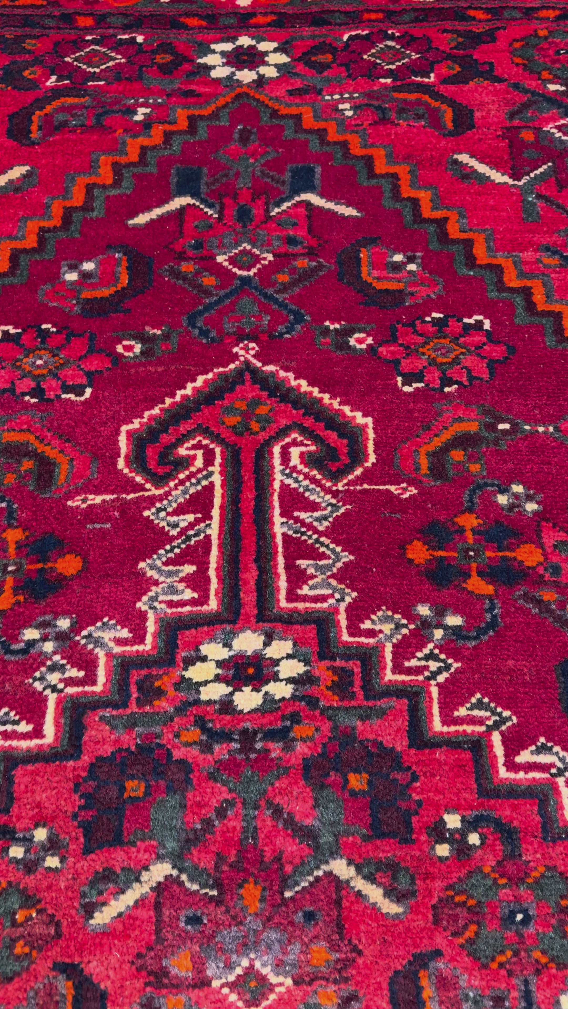 Vintage Zarrin Gol Zanjan Wool Rug. Original rug video; SKU RR 32889; source IMG_7501.