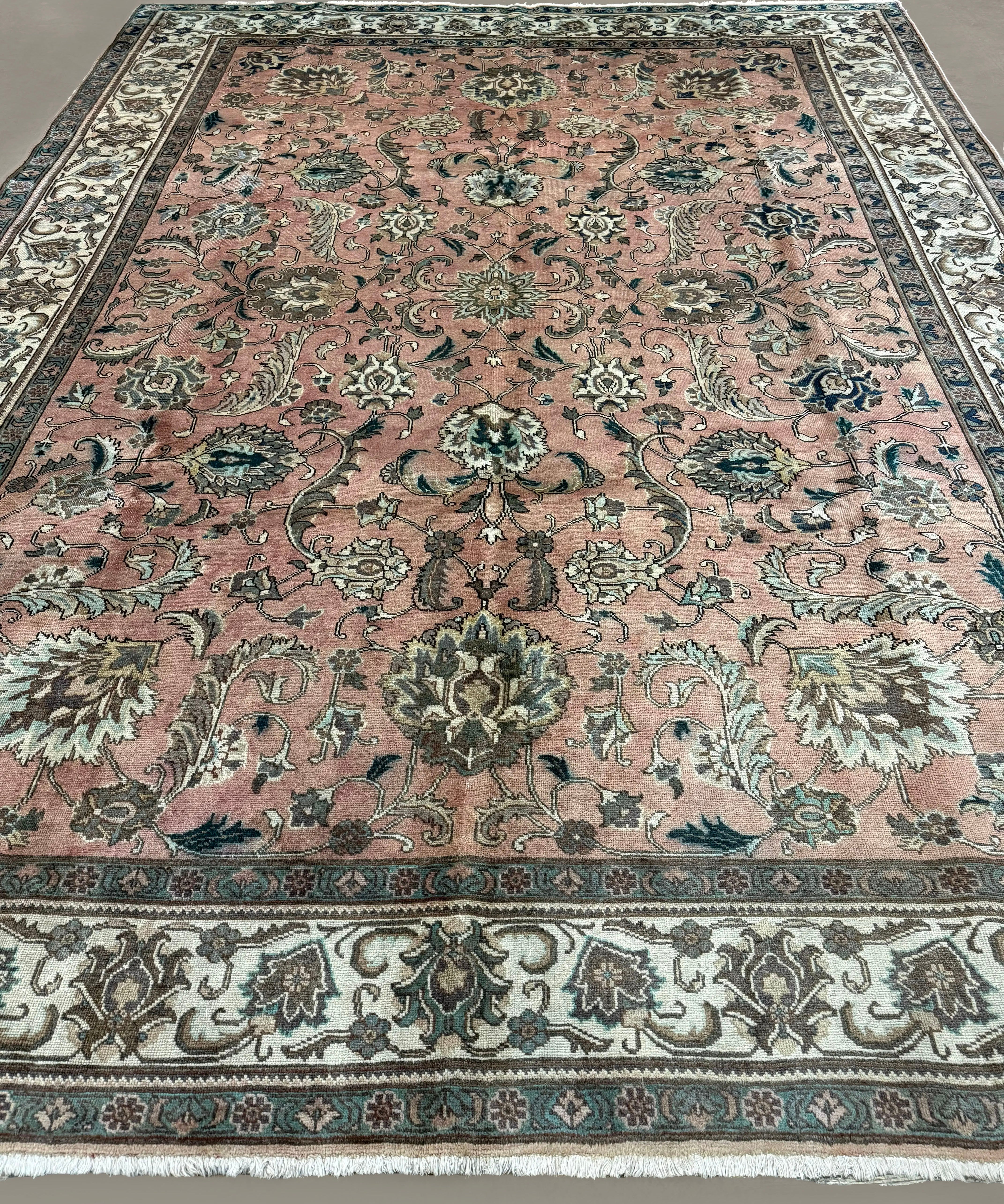 30242 hand-knotted wool rug, product detail photograph 4.