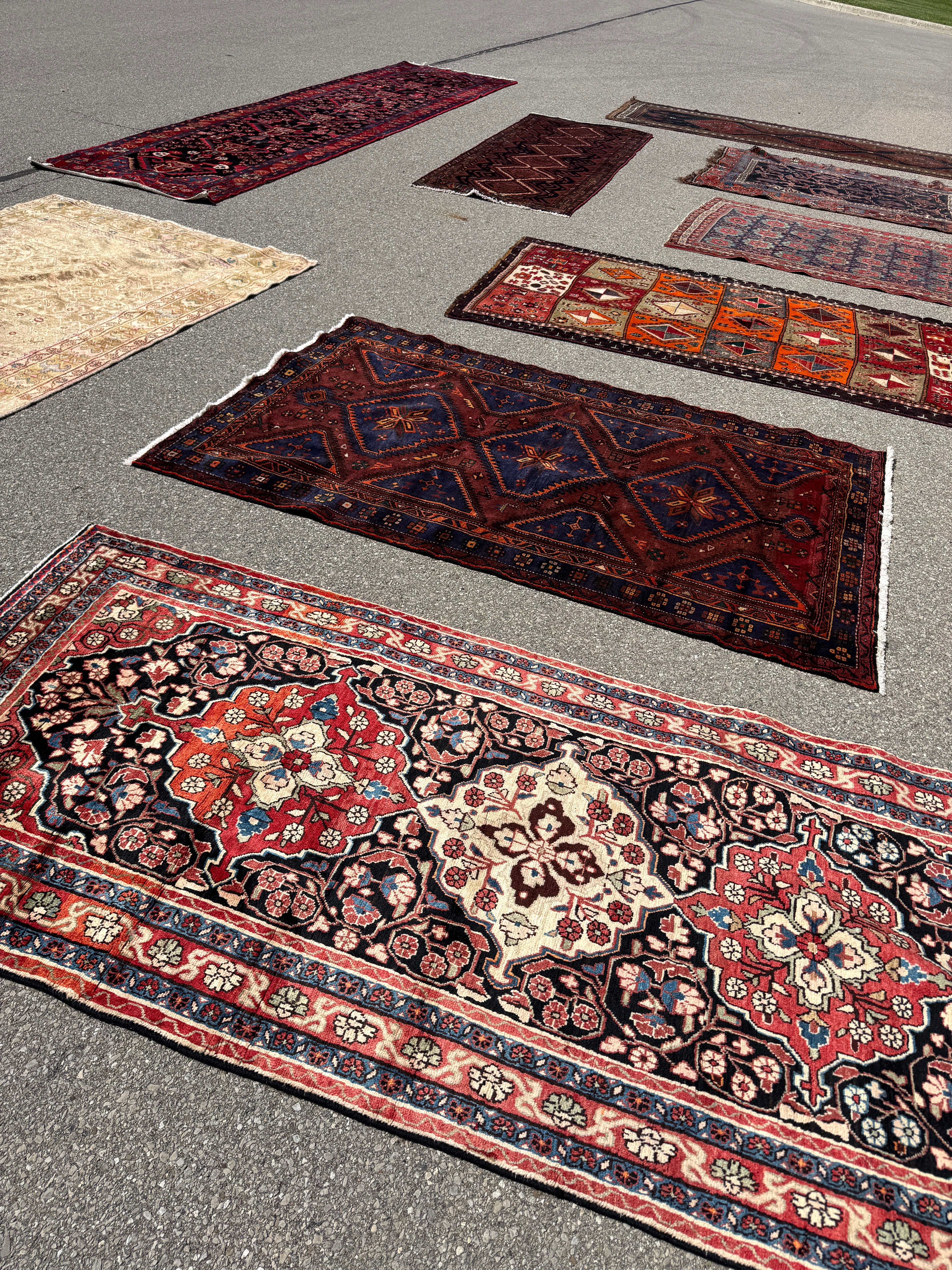 Mahal Runner — Ivory & Terracotta on Midnight Blue. Additional original photograph showing the rug's surface, design and weave. SKU 52510131.