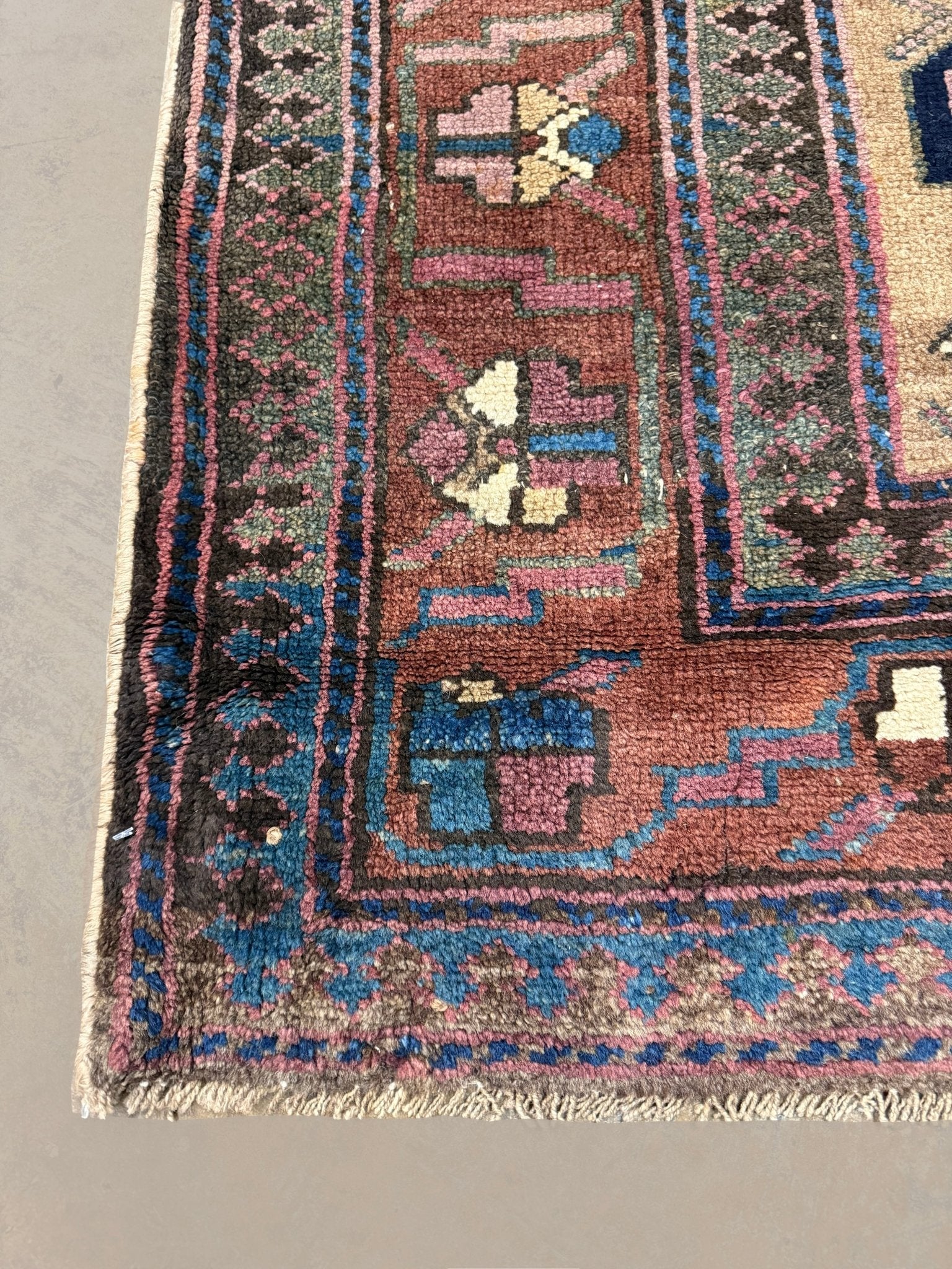 Persian Uch Tappeh Runner, border and fringe detail, hand-knotted wool with beige colouring. SKU 1.0087.