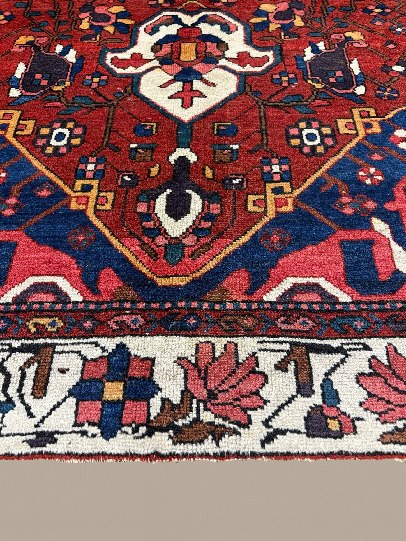 Vintage Chaleshtor Bakhtiari Rug, close-up of the central medallion, hand-knotted wool pile. SKU 108870.