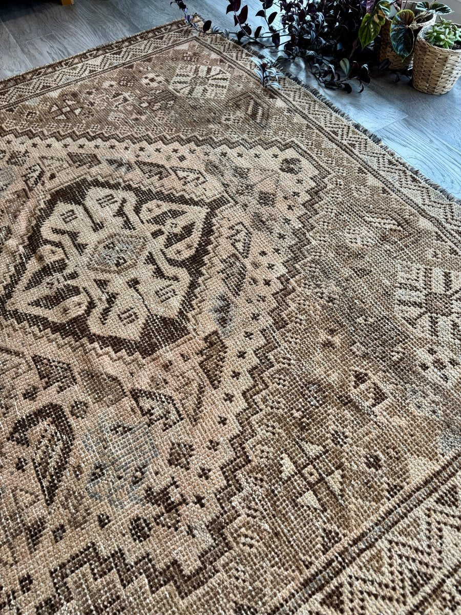 Vintage Shiraz Rug | 5' 7" x 7' 10" - Rug the Rock
