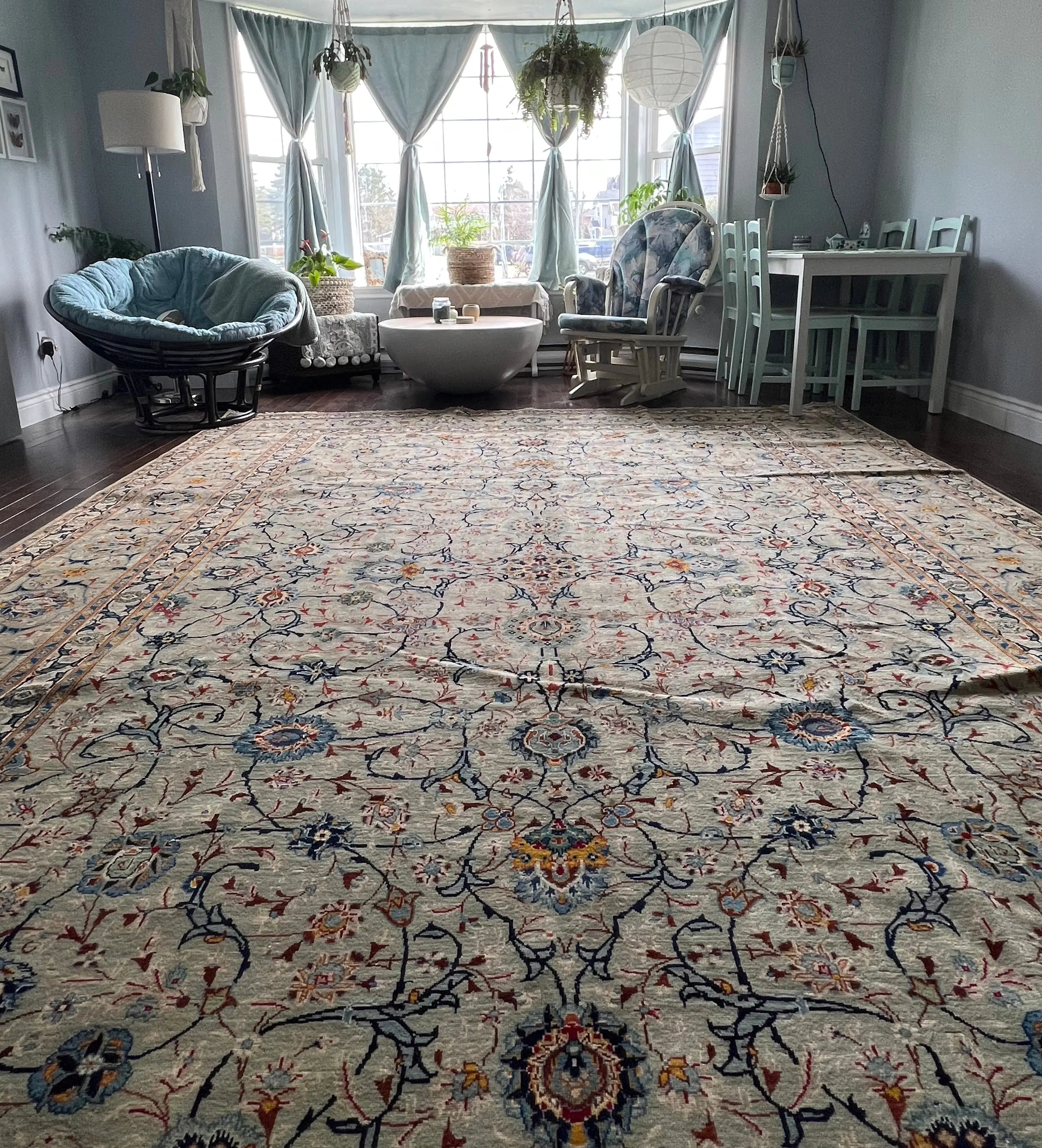 Persian Kashan rug, pale ivory field with navy blue and rust floral motifs and border