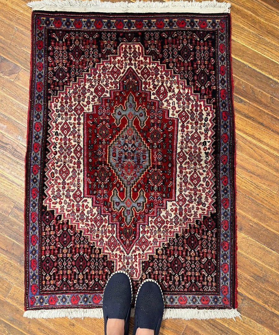 Persian-style rug, red and cream medallion with dark border, 2'4"x3'5"